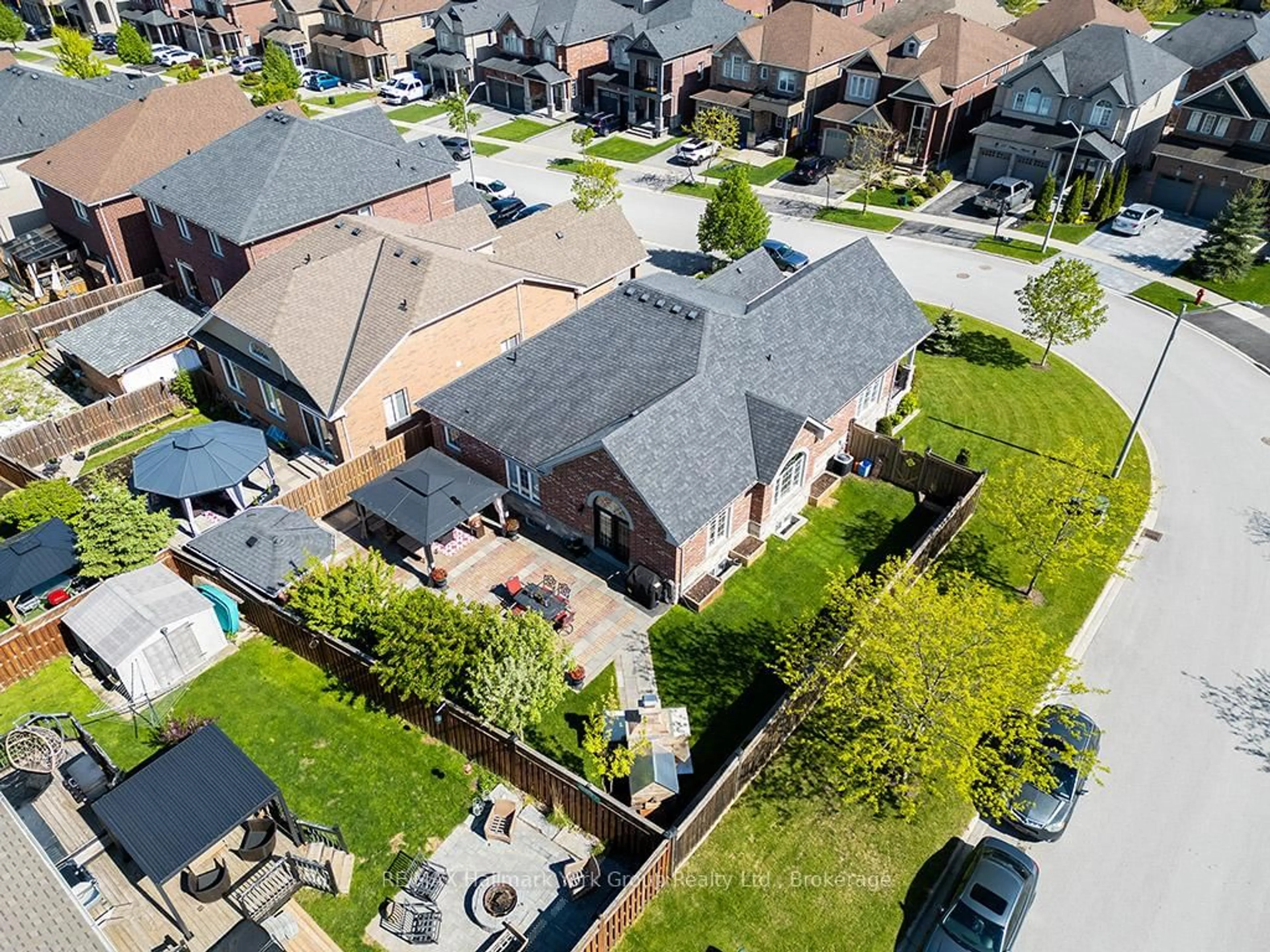A pic from outside/outdoor area/front of a property/back of a property/a pic from drone, street for 1166 Gina St, Innisfil Ontario L9S 4Z3