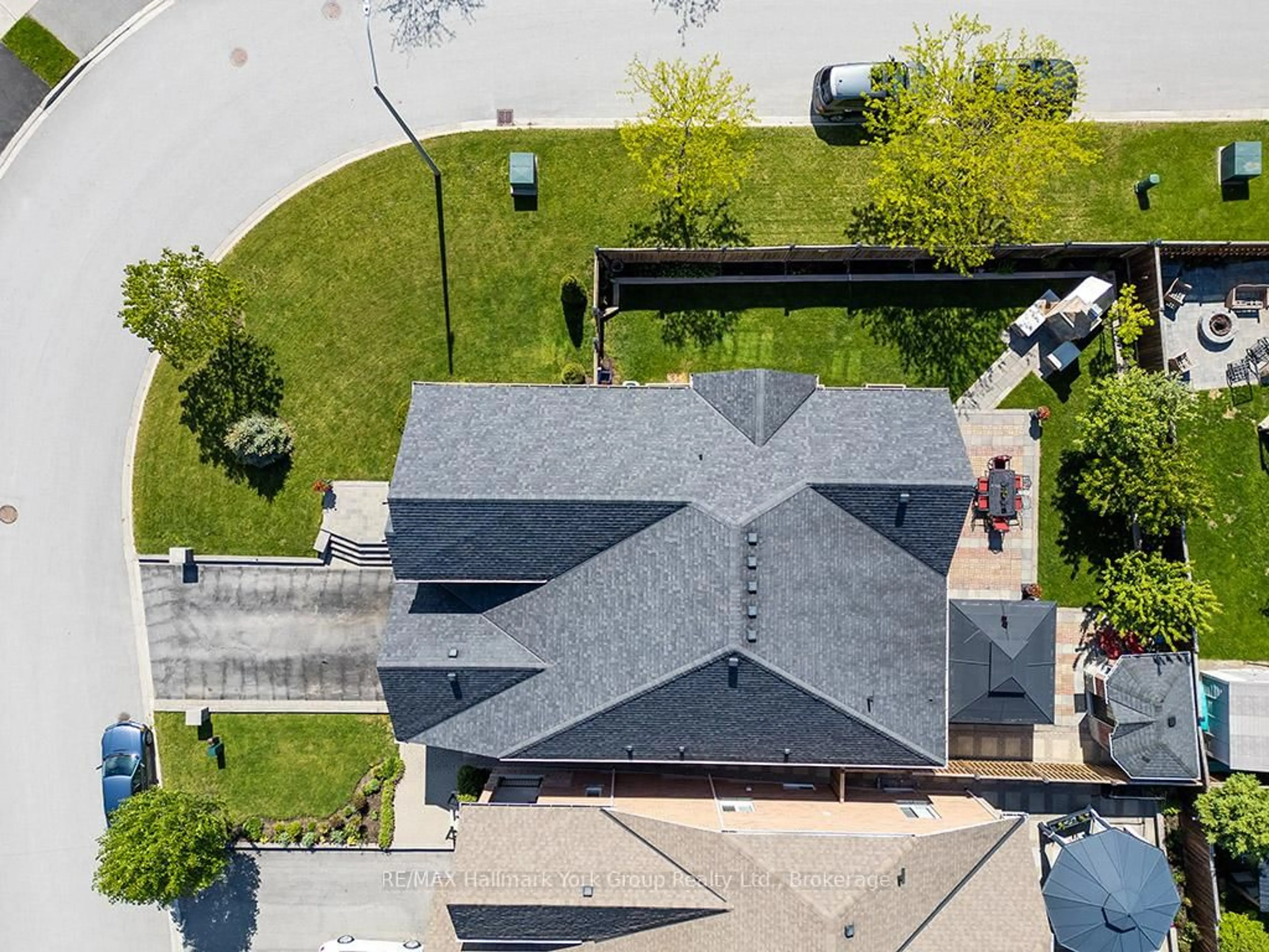 A pic from outside/outdoor area/front of a property/back of a property/a pic from drone, street for 1166 Gina St, Innisfil Ontario L9S 4Z3