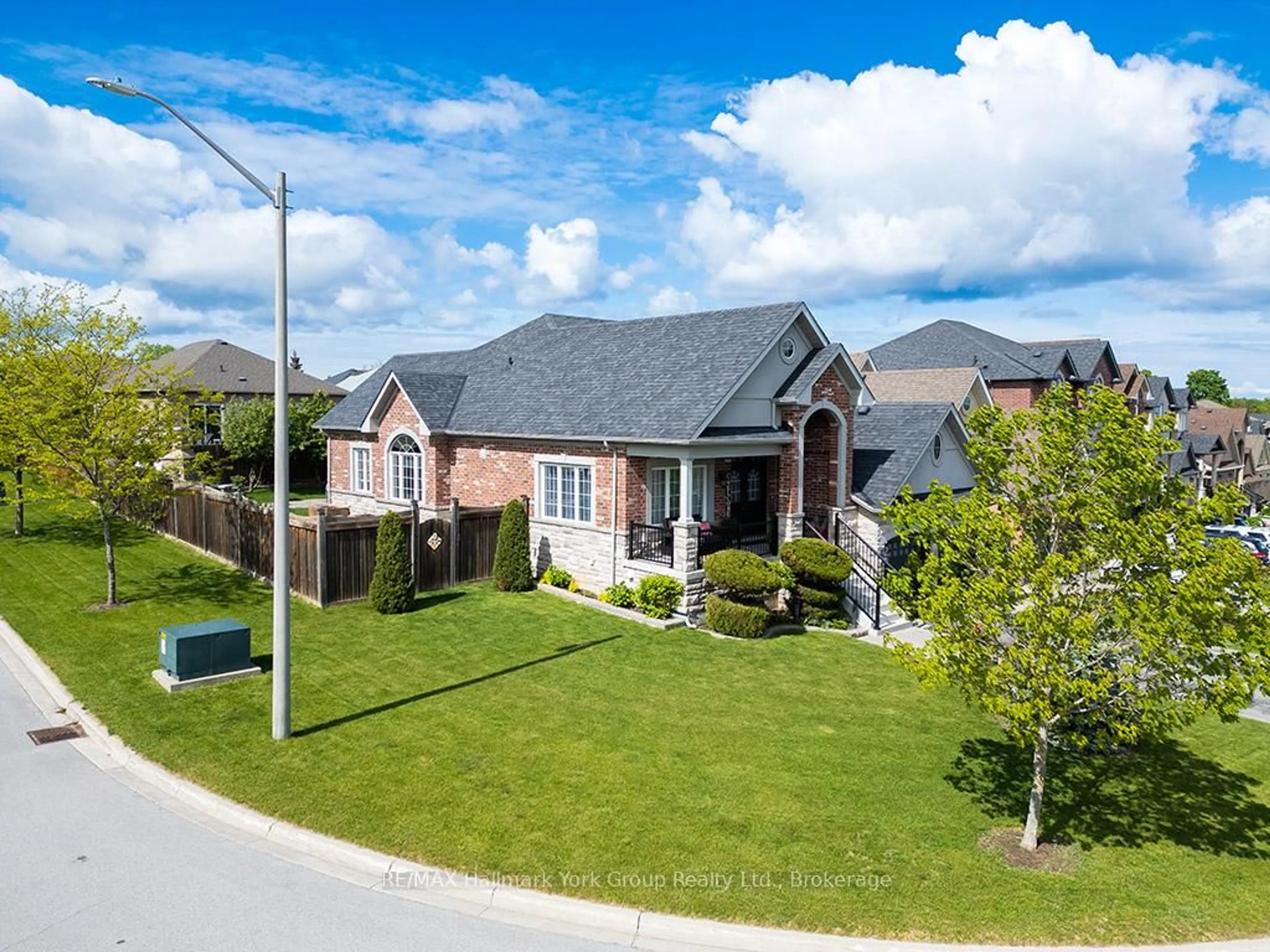 A pic from outside/outdoor area/front of a property/back of a property/a pic from drone, street for 1166 Gina St, Innisfil Ontario L9S 4Z3