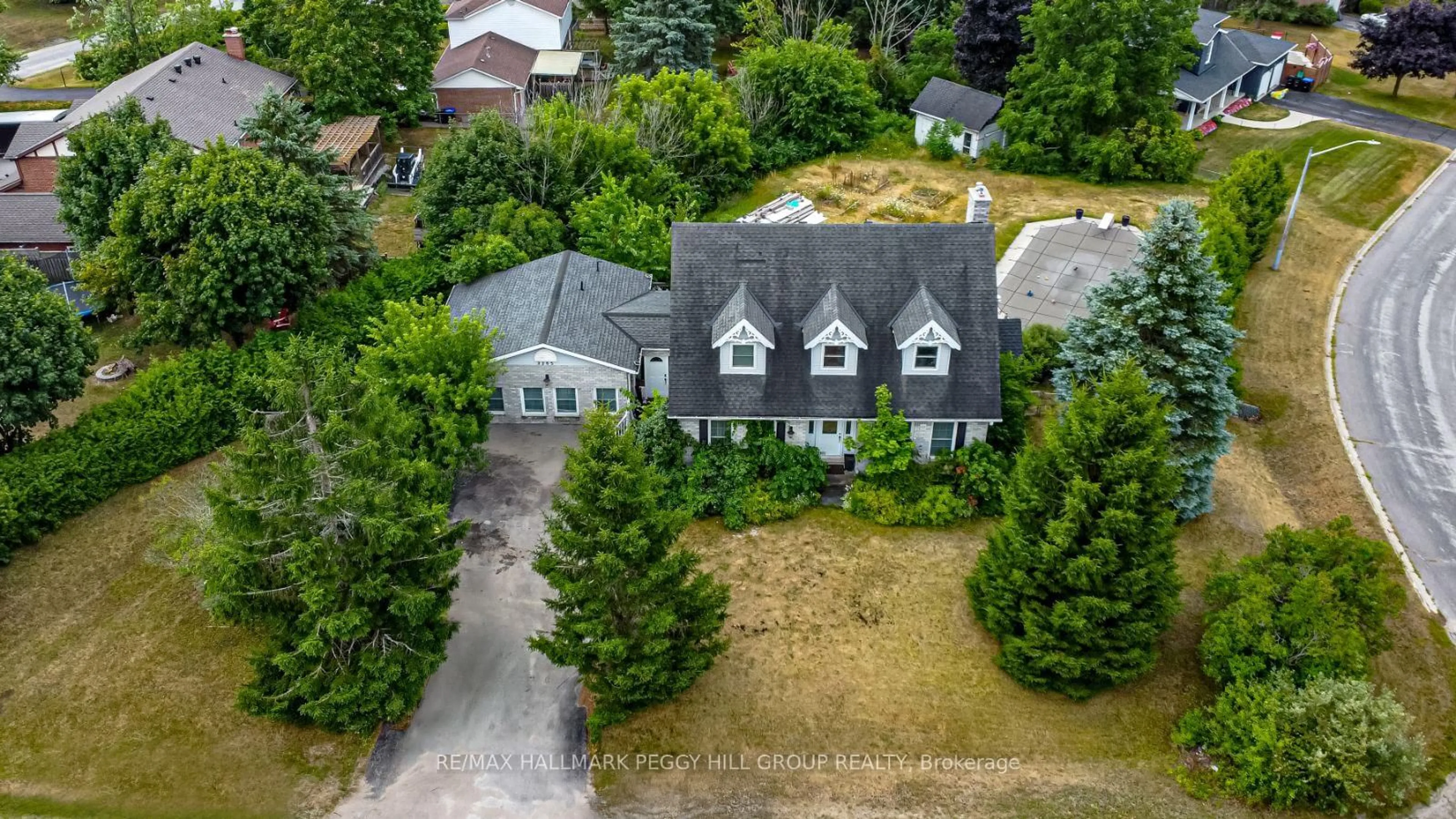 A pic from outside/outdoor area/front of a property/back of a property/a pic from drone, street for 2285 Cairns Gate, Innisfil Ontario L0L 1K0