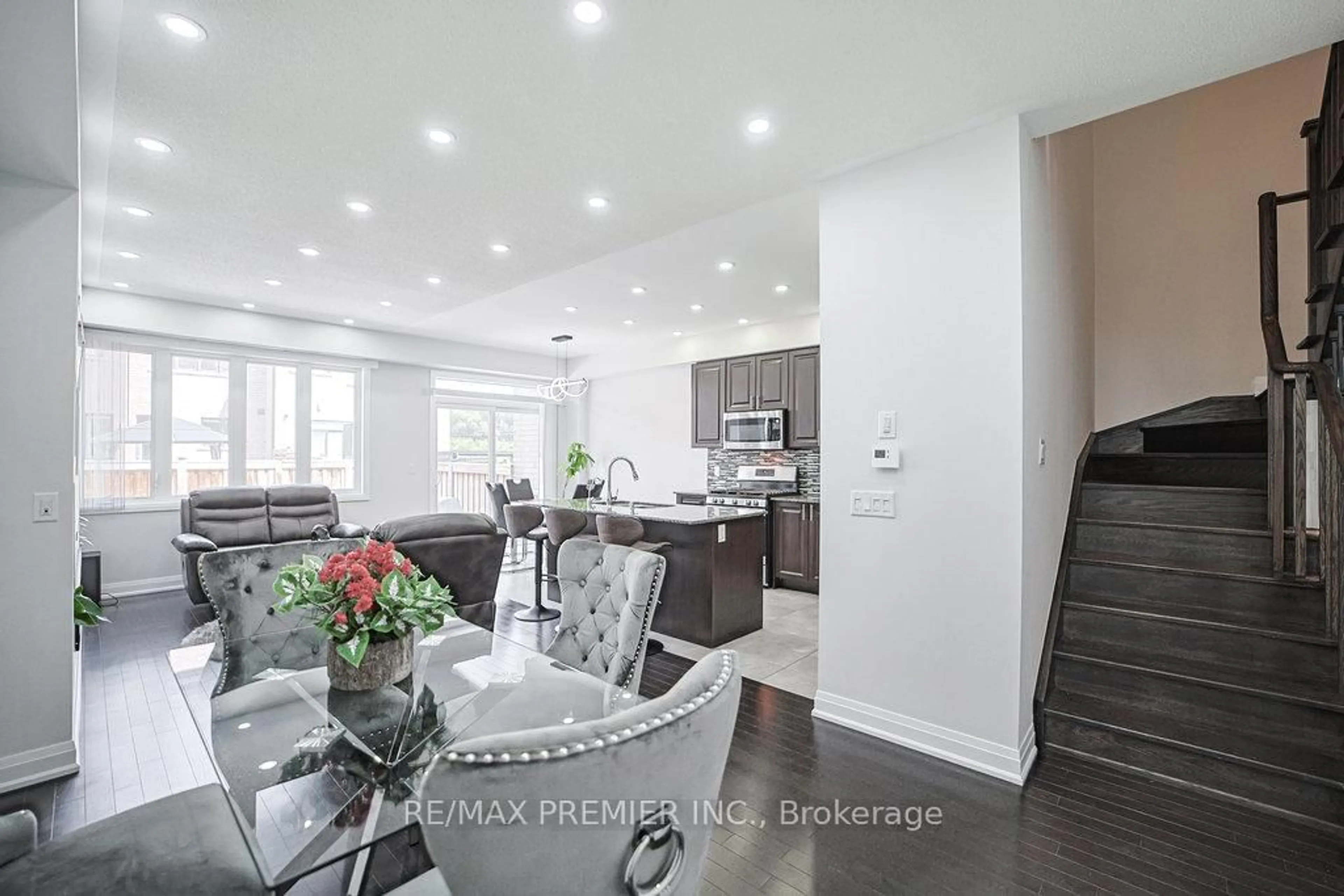 Open concept kitchen, unknown for 131 Landolfi Way, Bradford West Gwillimbury Ontario L3Z 4L7