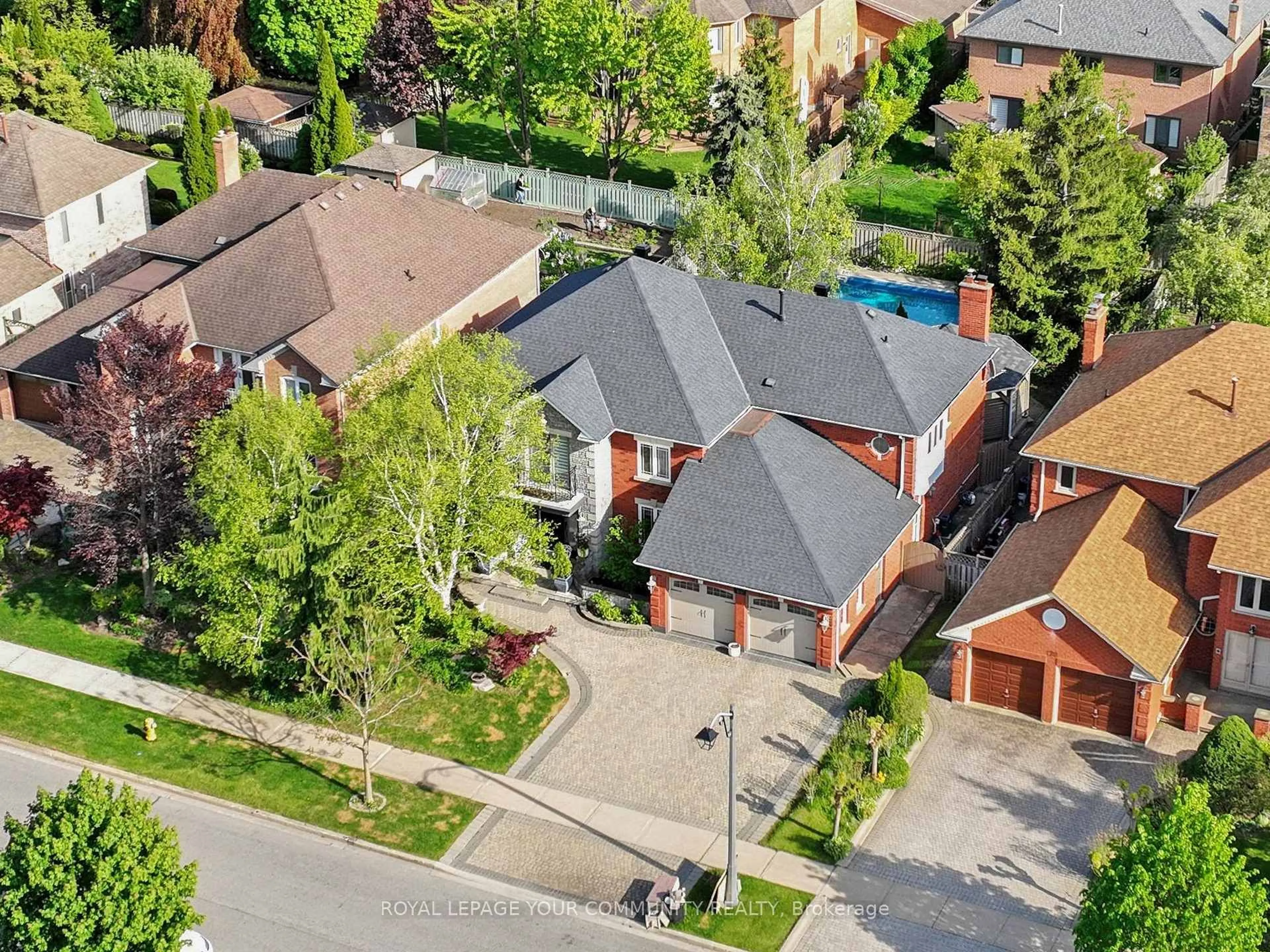 A pic from outside/outdoor area/front of a property/back of a property/a pic from drone, street for 123 Kingsnorth Blvd, Vaughan Ontario L4L 8J6