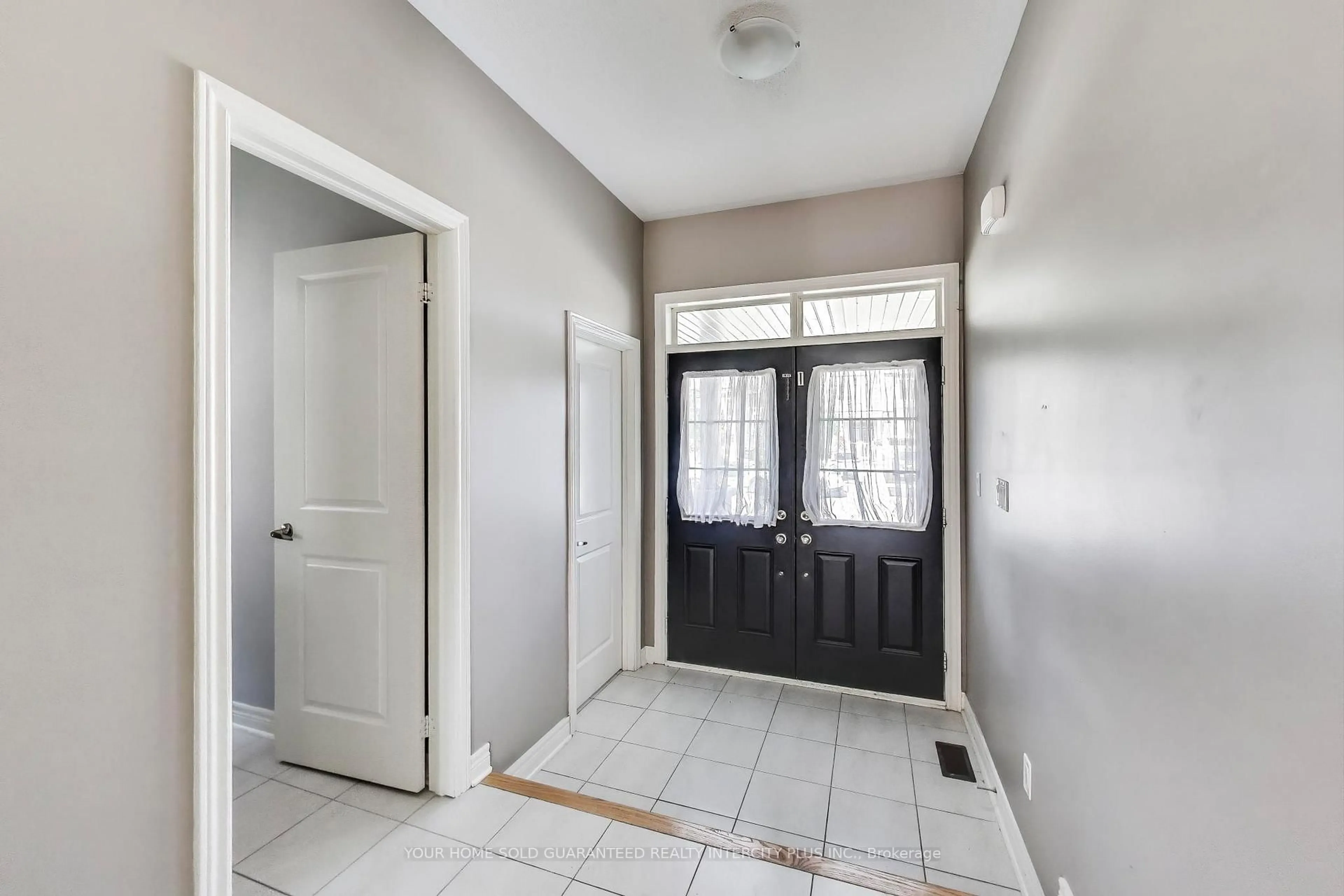 Indoor entryway for 64 Barrow Ave, Bradford West Gwillimbury Ontario L3Z 0W1