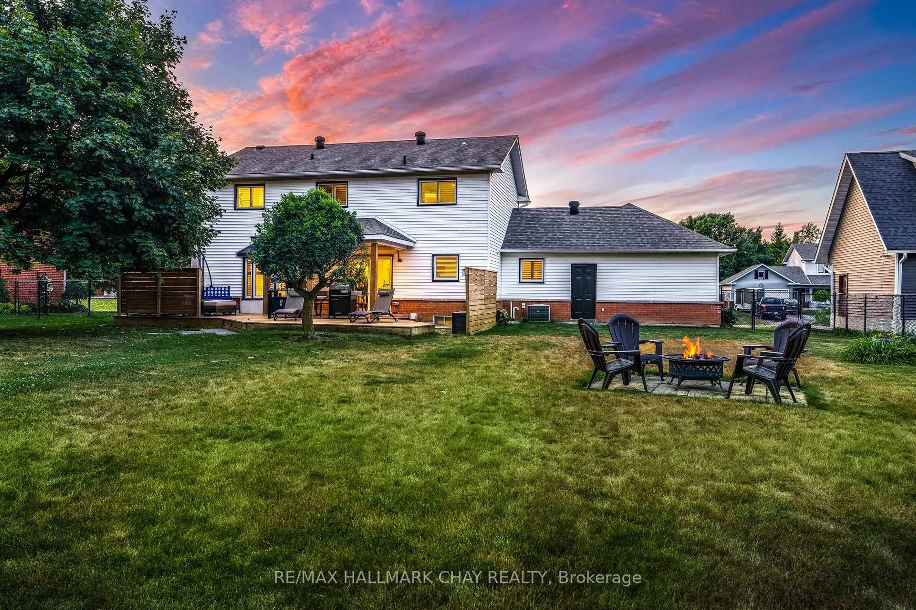 A pic from outside/outdoor area/front of a property/back of a property/a pic from drone, street for 2731 Shering Cres, Innisfil Ontario L9S 1G9