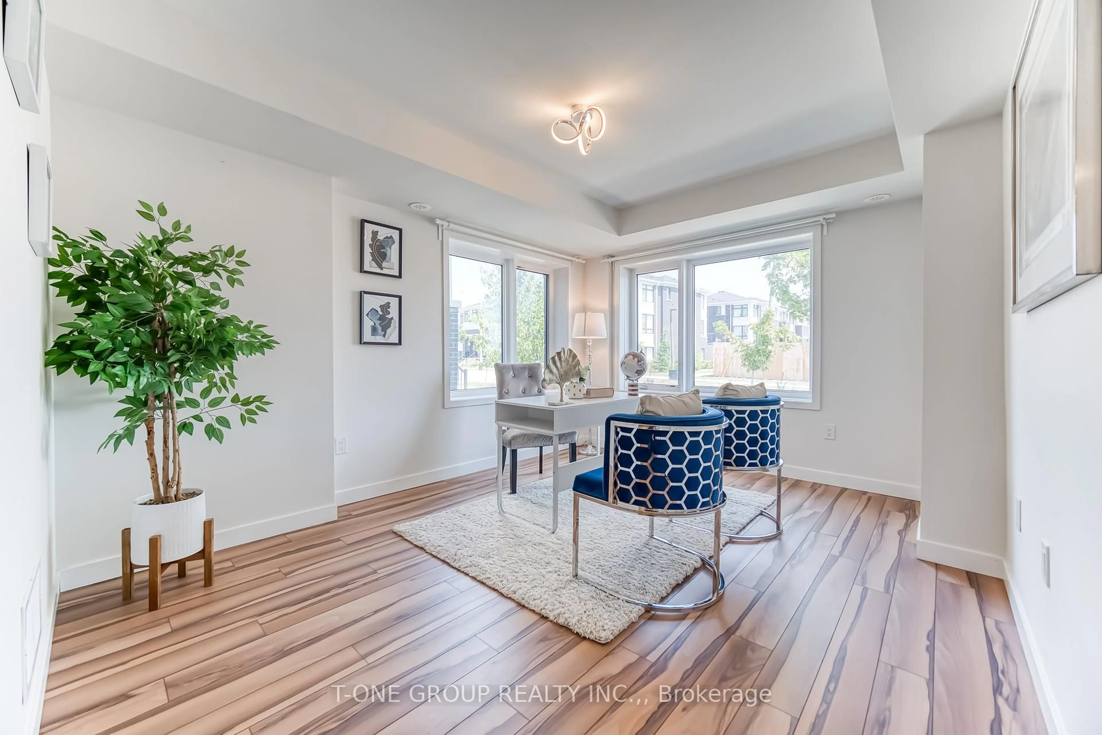 Living room with furniture, wood/laminate floor for 11 William Russell Lane, Richmond Hill Ontario L4C 5S6