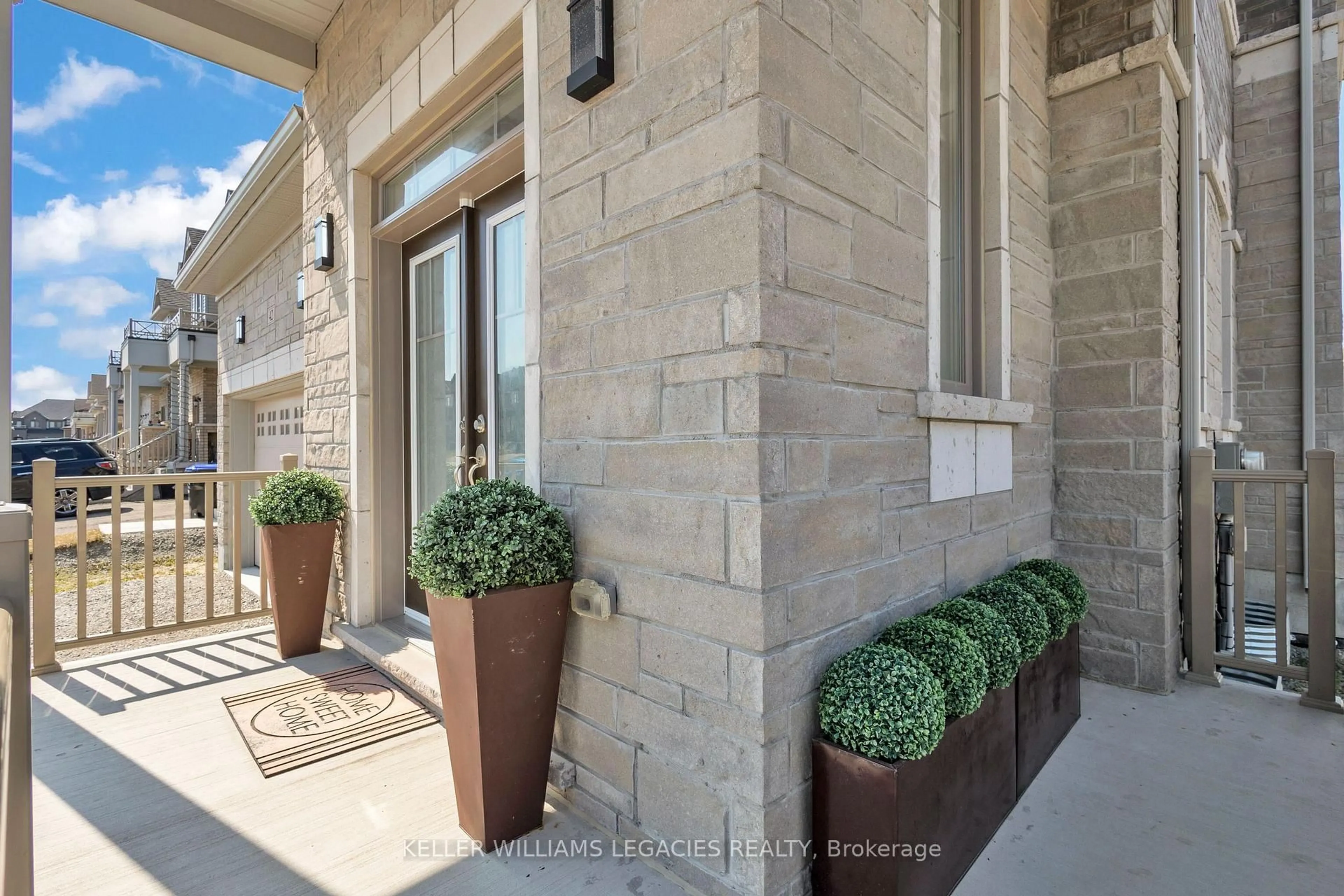 Indoor entryway for 42 Lorne Thomas Pl, New Tecumseth Ontario L9R 0T8
