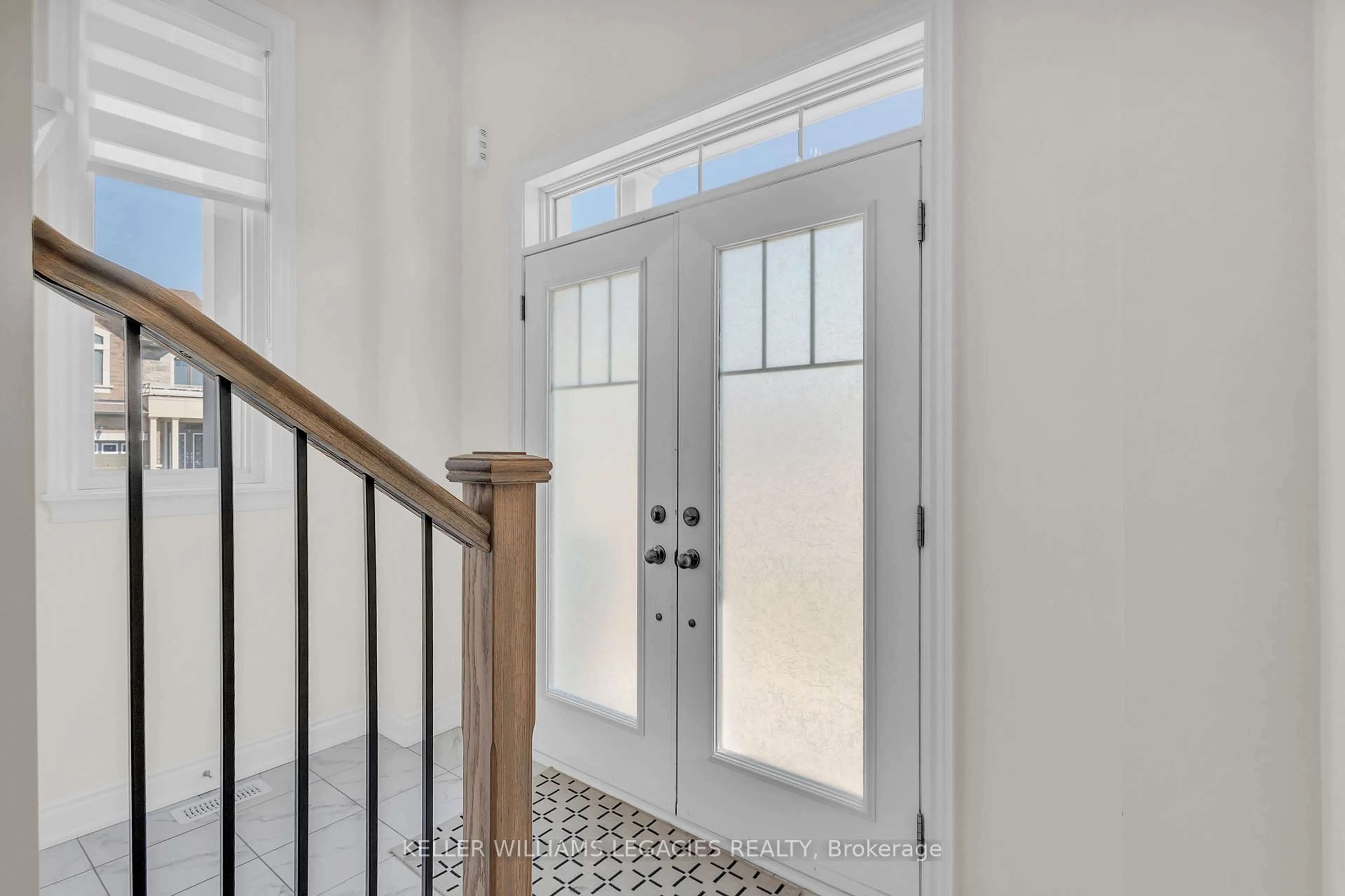 Indoor entryway for 42 Lorne Thomas Pl, New Tecumseth Ontario L9R 0T8