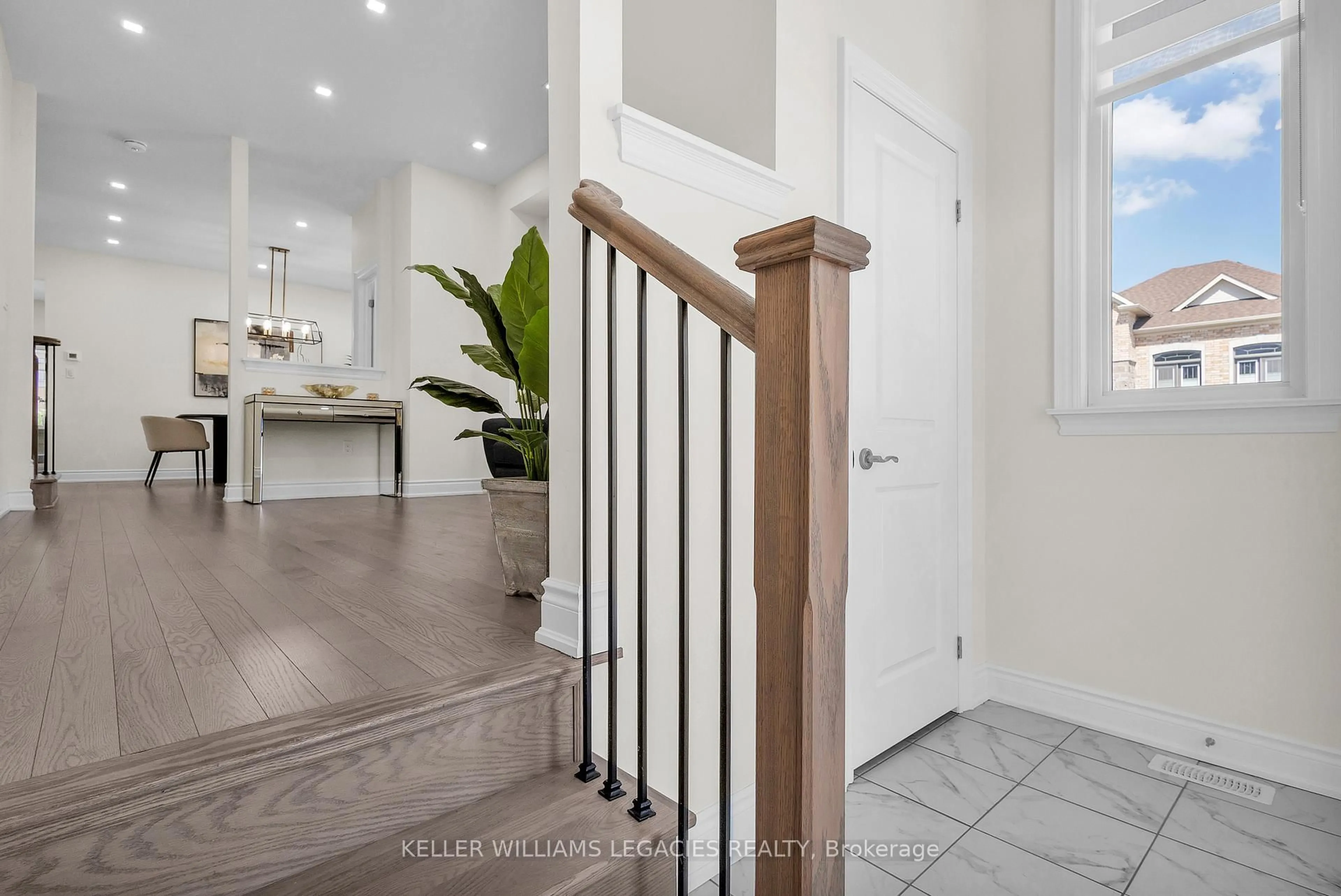 Indoor entryway for 42 Lorne Thomas Pl, New Tecumseth Ontario L9R 0T8