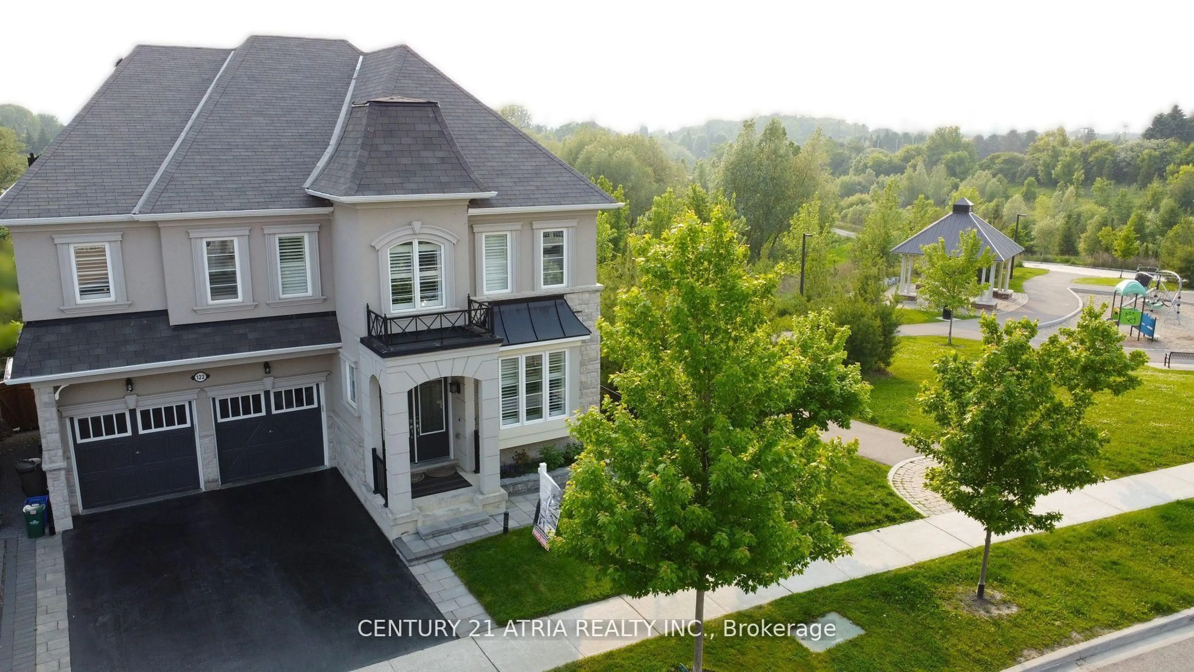 A pic from outside/outdoor area/front of a property/back of a property/a pic from drone, unknown for 122 Degraaf Cres, Aurora Ontario L4G 0X2