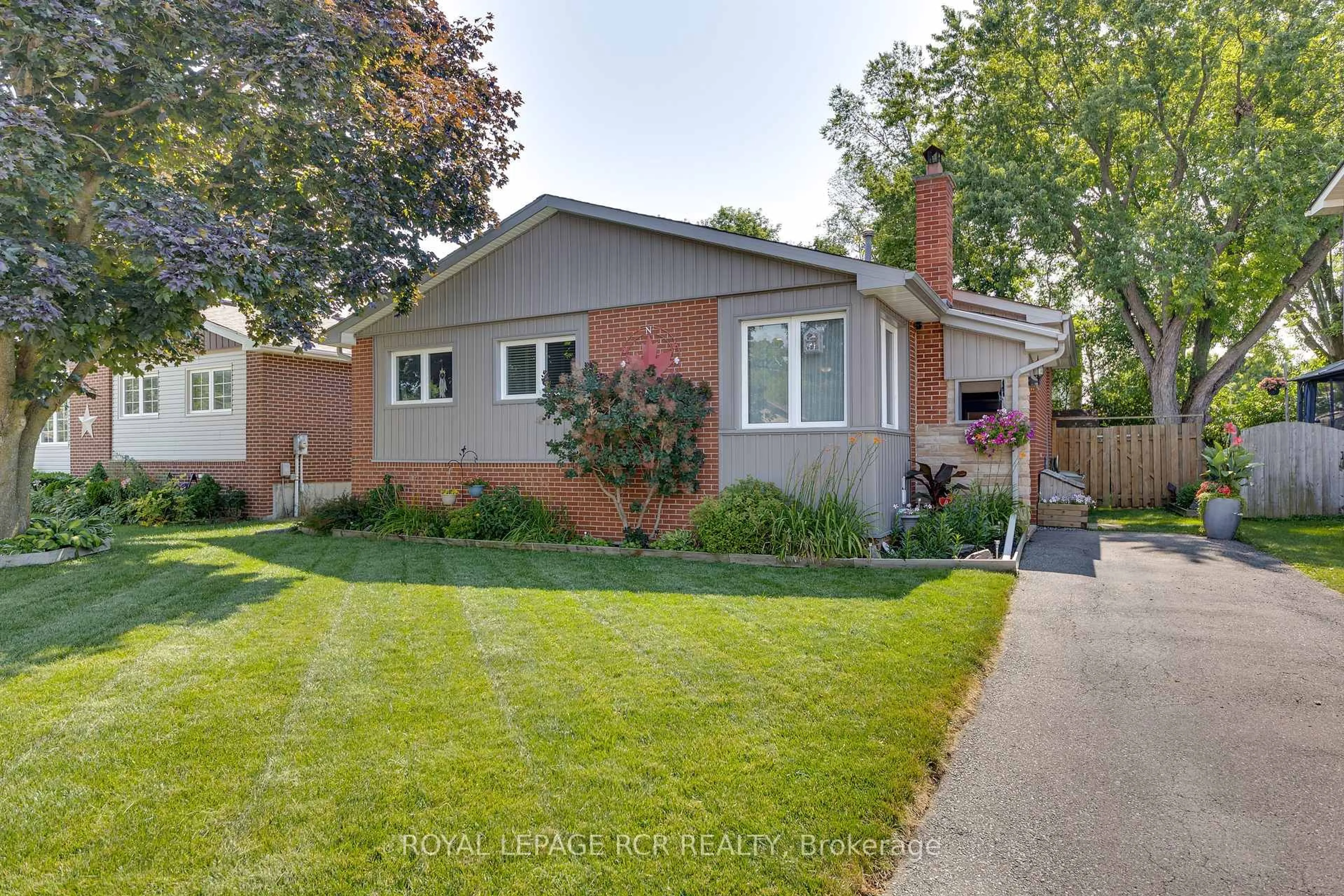 Home with vinyl exterior material, street for 55 West St, Georgina Ontario L0E 1R0