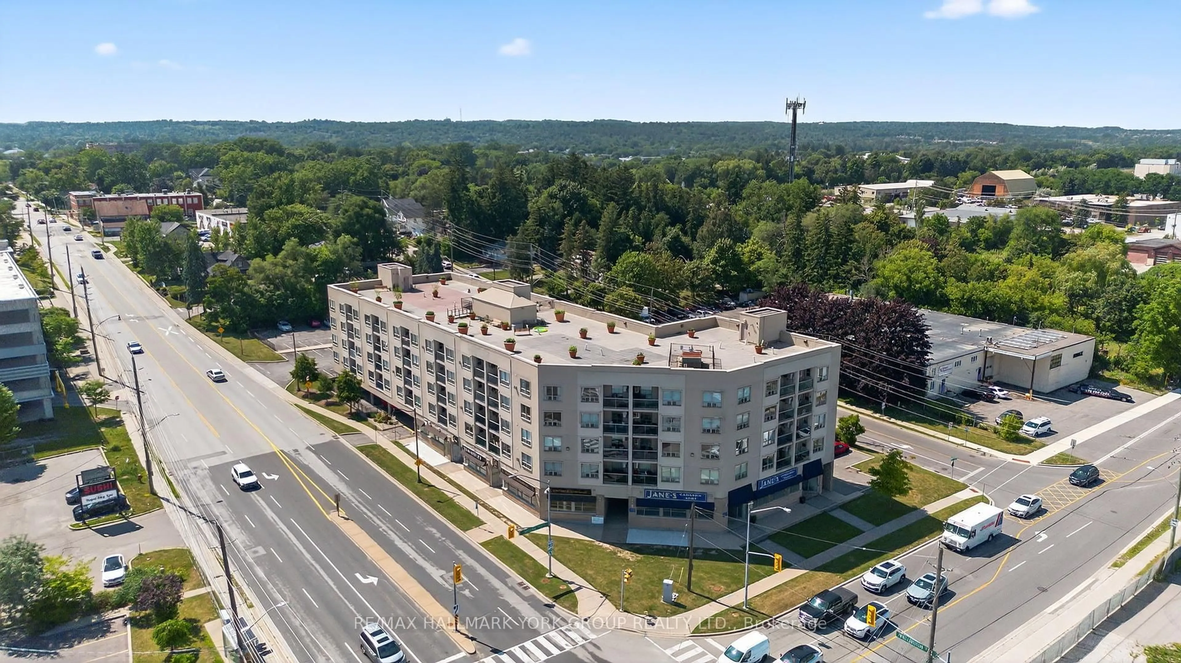 A pic from outside/outdoor area/front of a property/back of a property/a pic from drone, building for 160 Wellington St #210, Aurora Ontario L4G 1J3