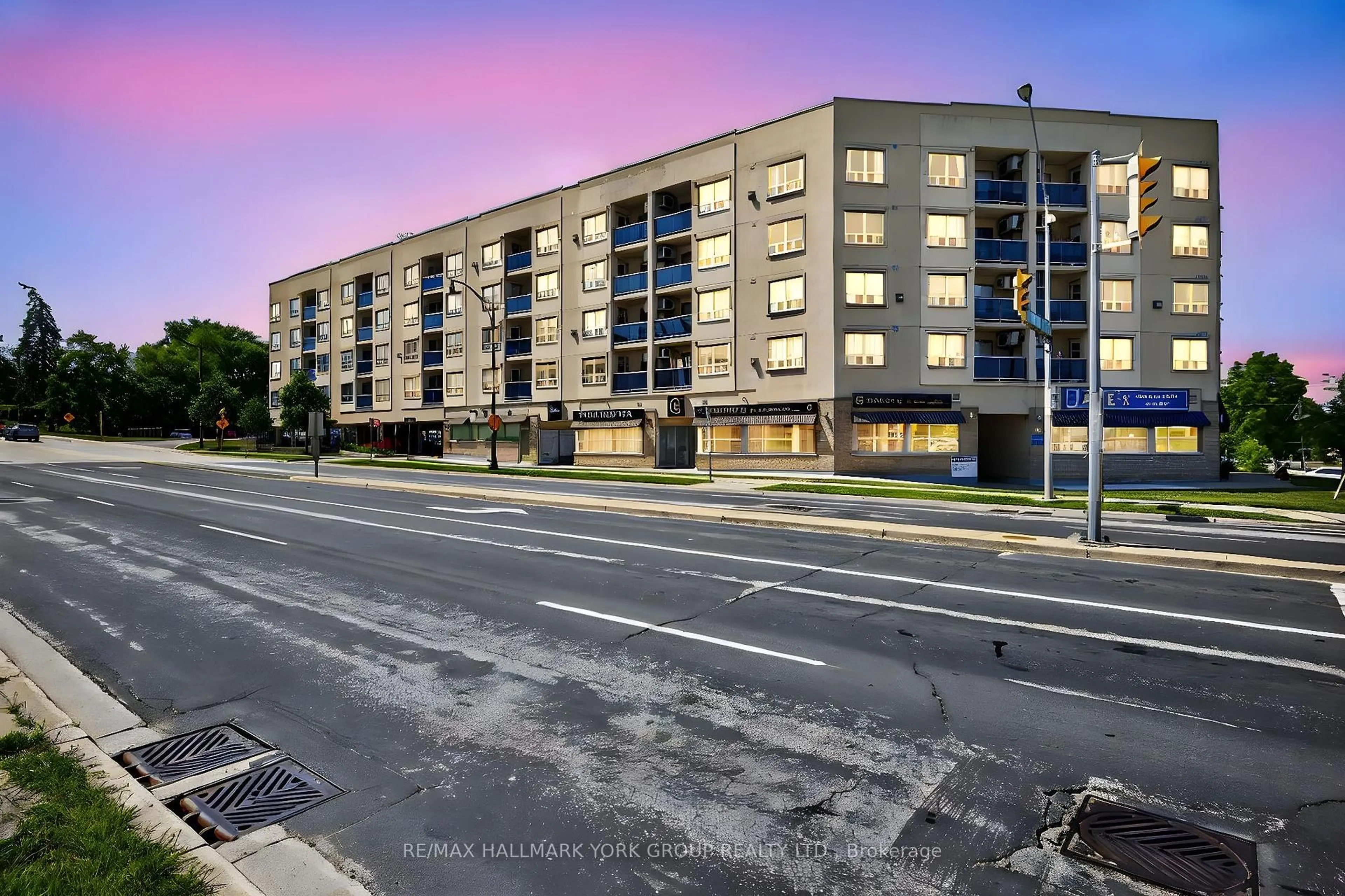 A pic from outside/outdoor area/front of a property/back of a property/a pic from drone, building for 160 Wellington St #210, Aurora Ontario L4G 1J3