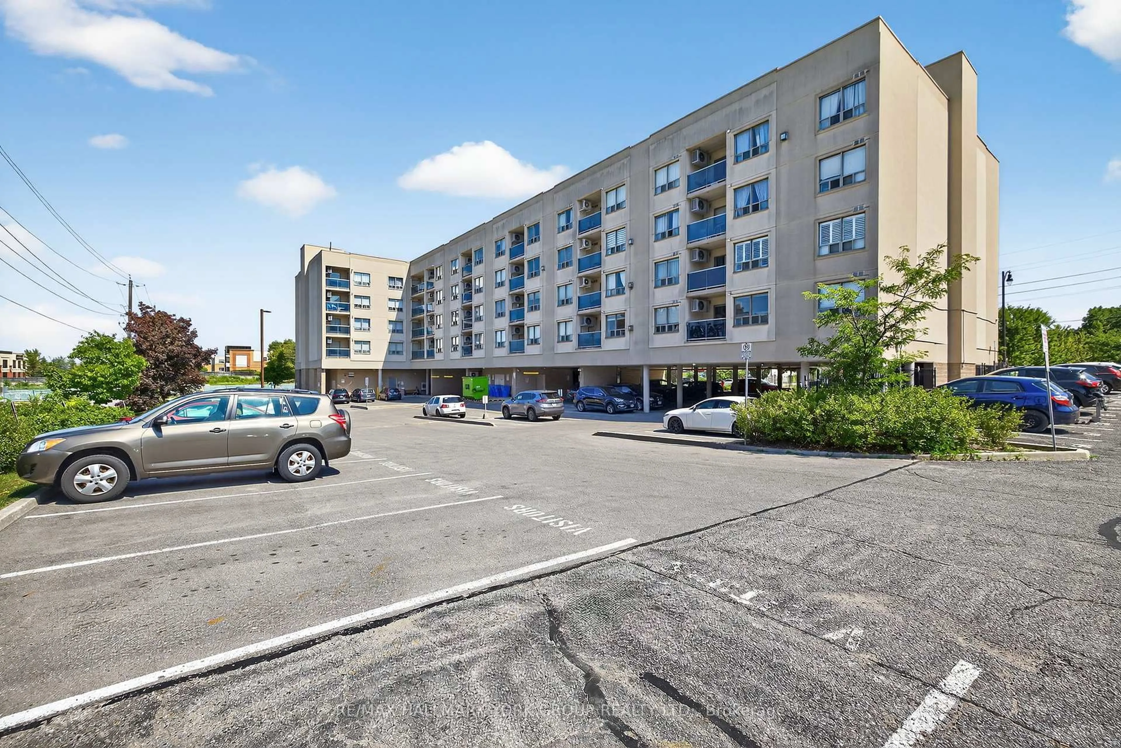 Patio, building for 160 Wellington St #210, Aurora Ontario L4G 1J3