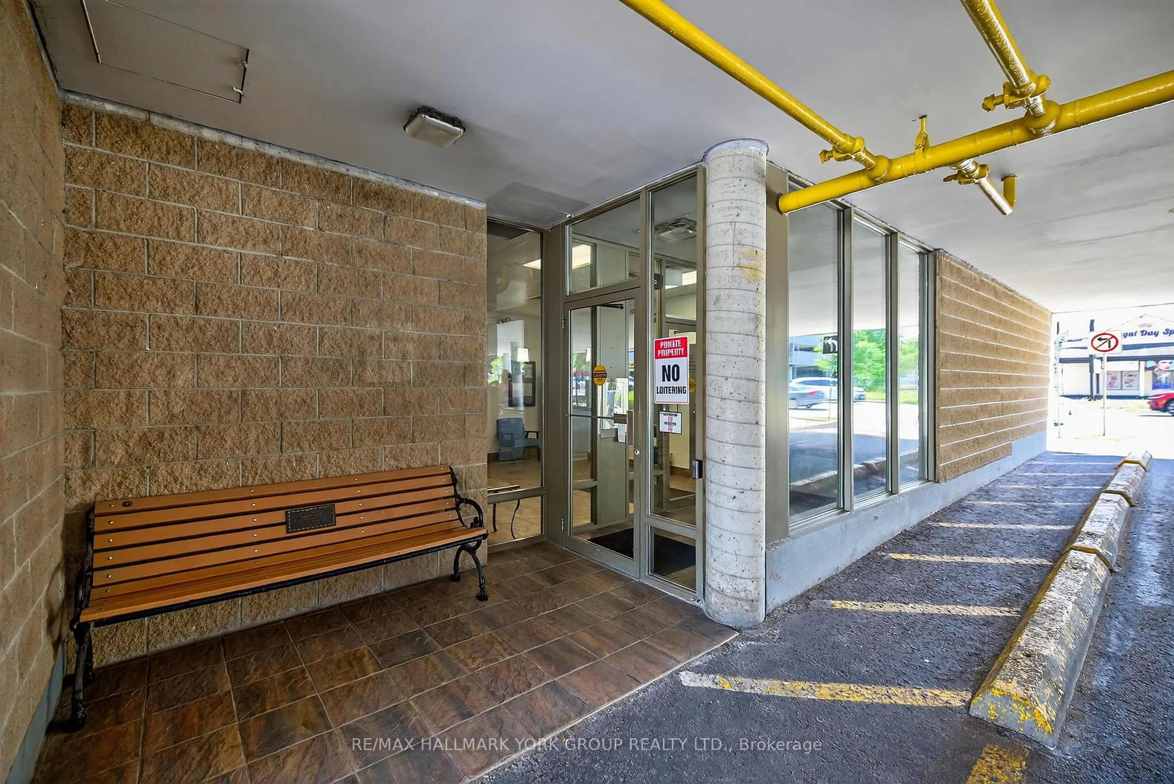 Indoor foyer for 160 Wellington St #210, Aurora Ontario L4G 1J3