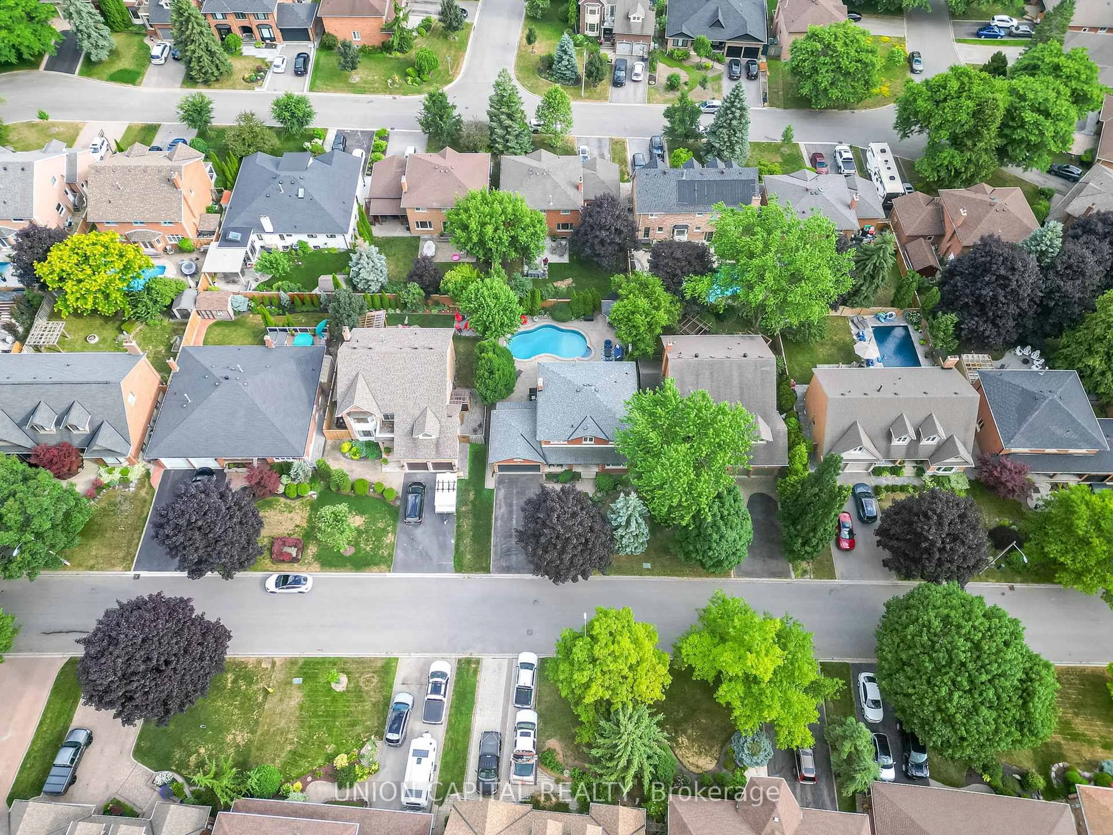 A pic from outside/outdoor area/front of a property/back of a property/a pic from drone, street for 12 Dorman Dr, Whitchurch-Stouffville Ontario L4A 6A2