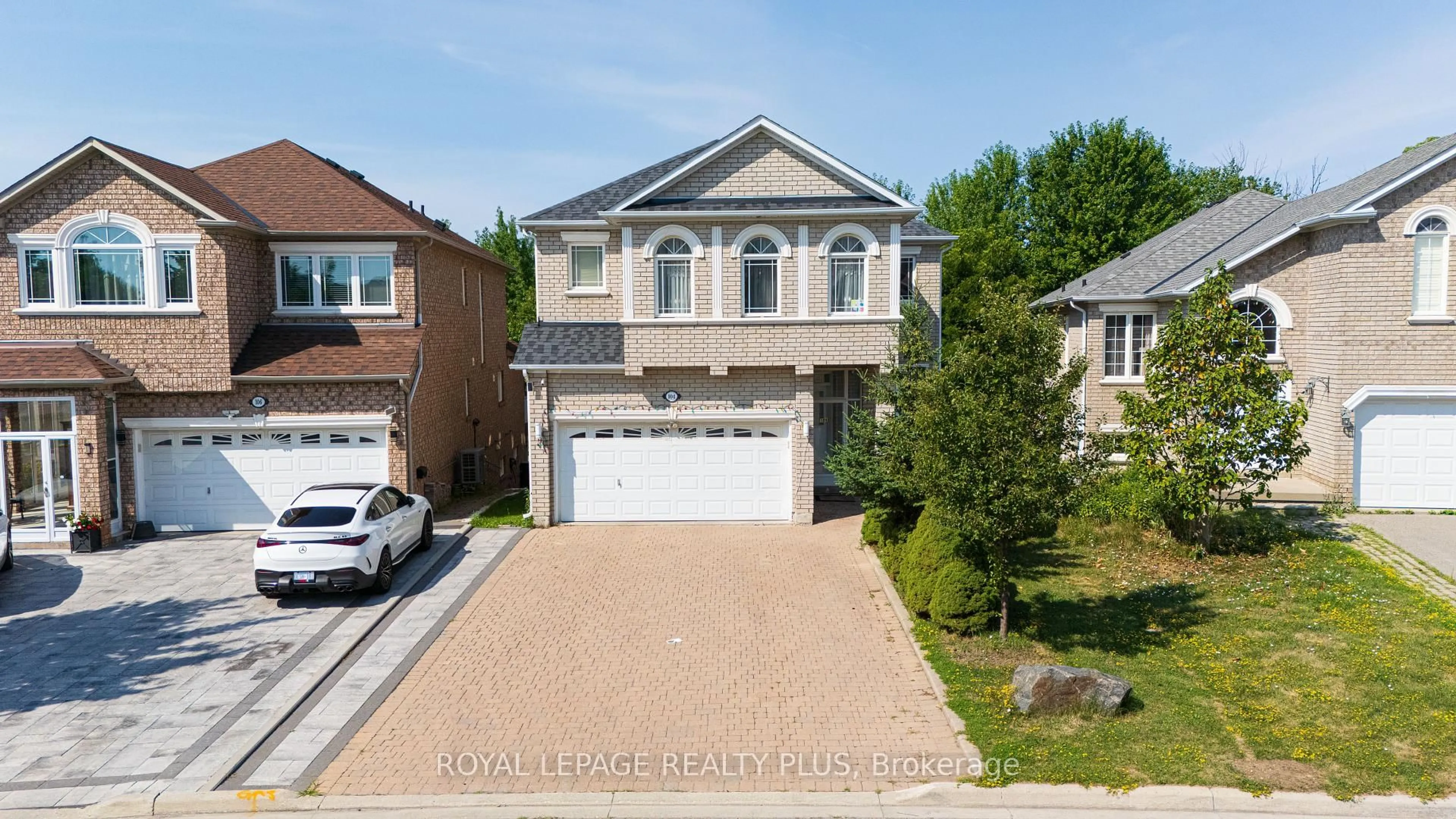 A pic from outside/outdoor area/front of a property/back of a property/a pic from drone, street for 104 Melbourne Dr, Richmond Hill Ontario L4S 2G7