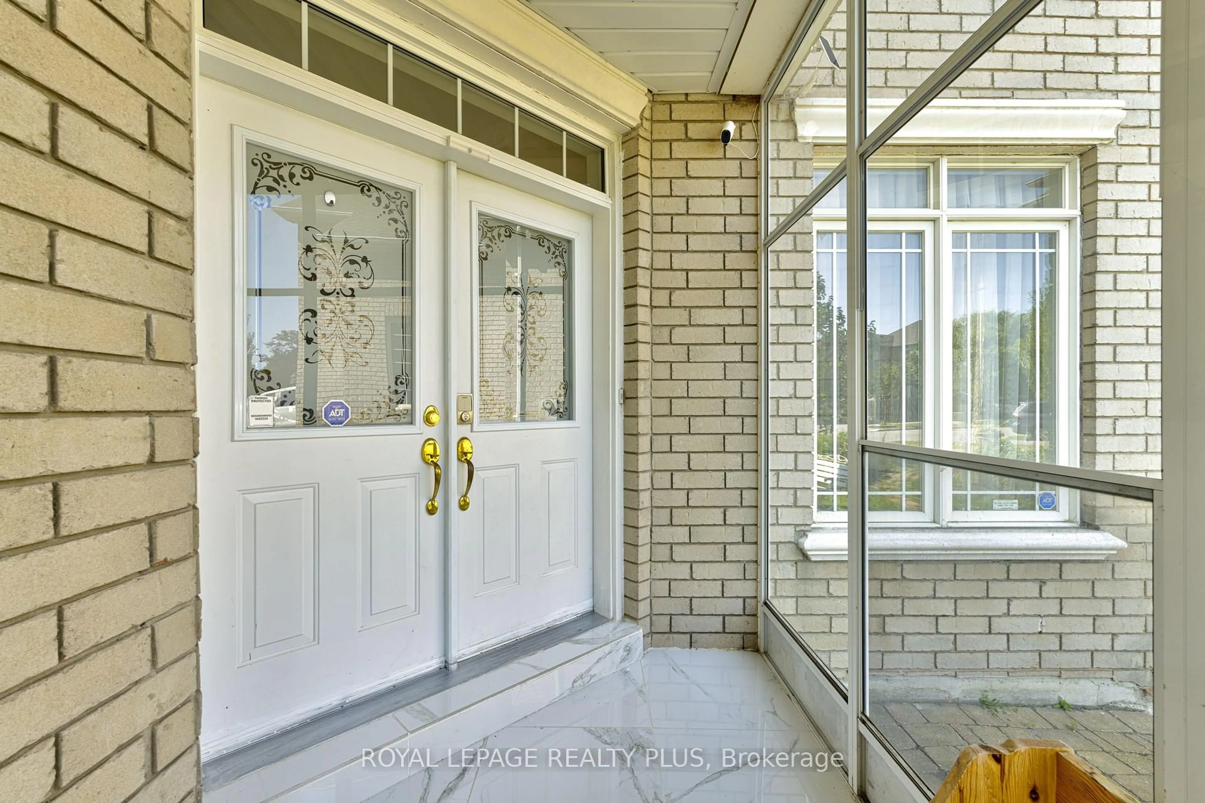 Indoor entryway for 104 Melbourne Dr, Richmond Hill Ontario L4S 2G7