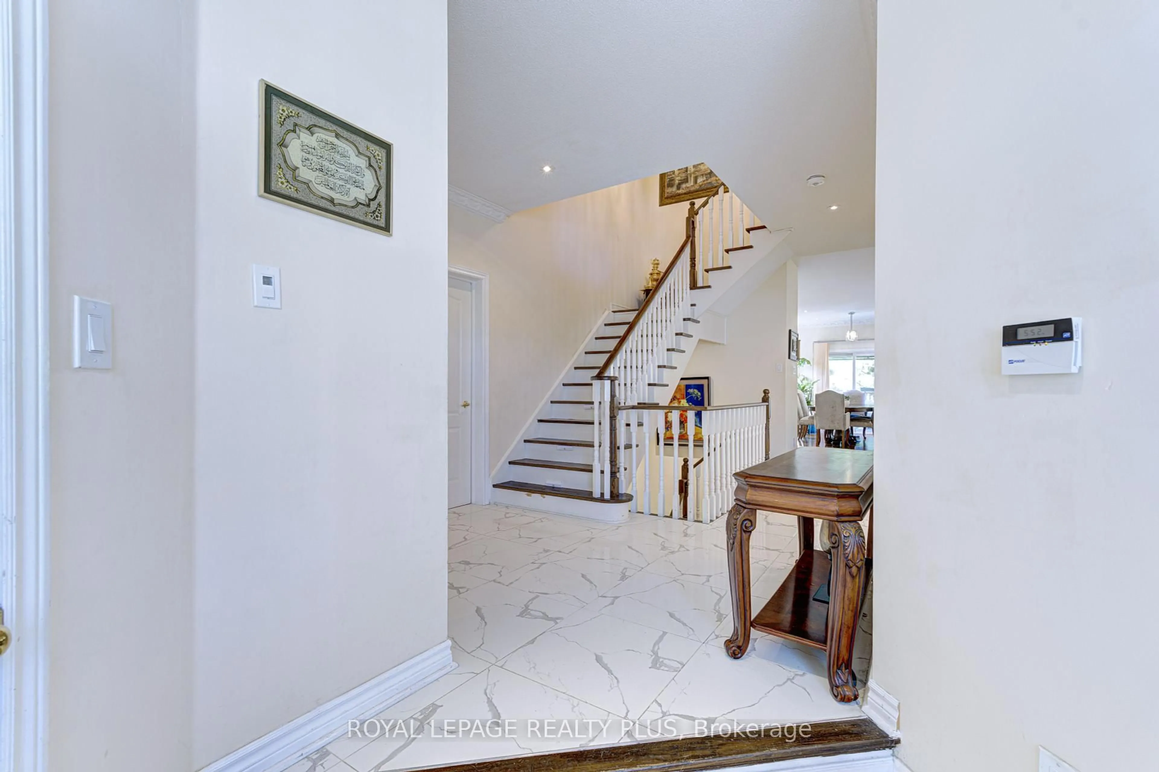 Indoor foyer for 104 Melbourne Dr, Richmond Hill Ontario L4S 2G7