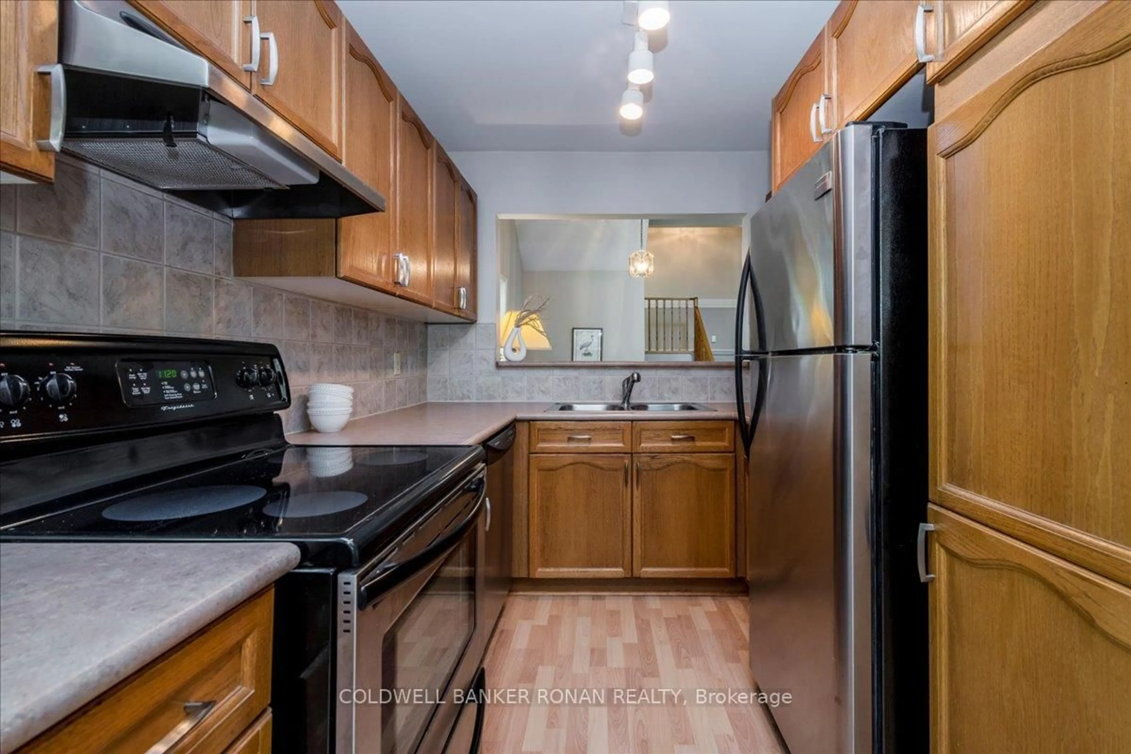 Standard kitchen, unknown for 126 Green Briar Rd, New Tecumseth Ontario L9R 1S2