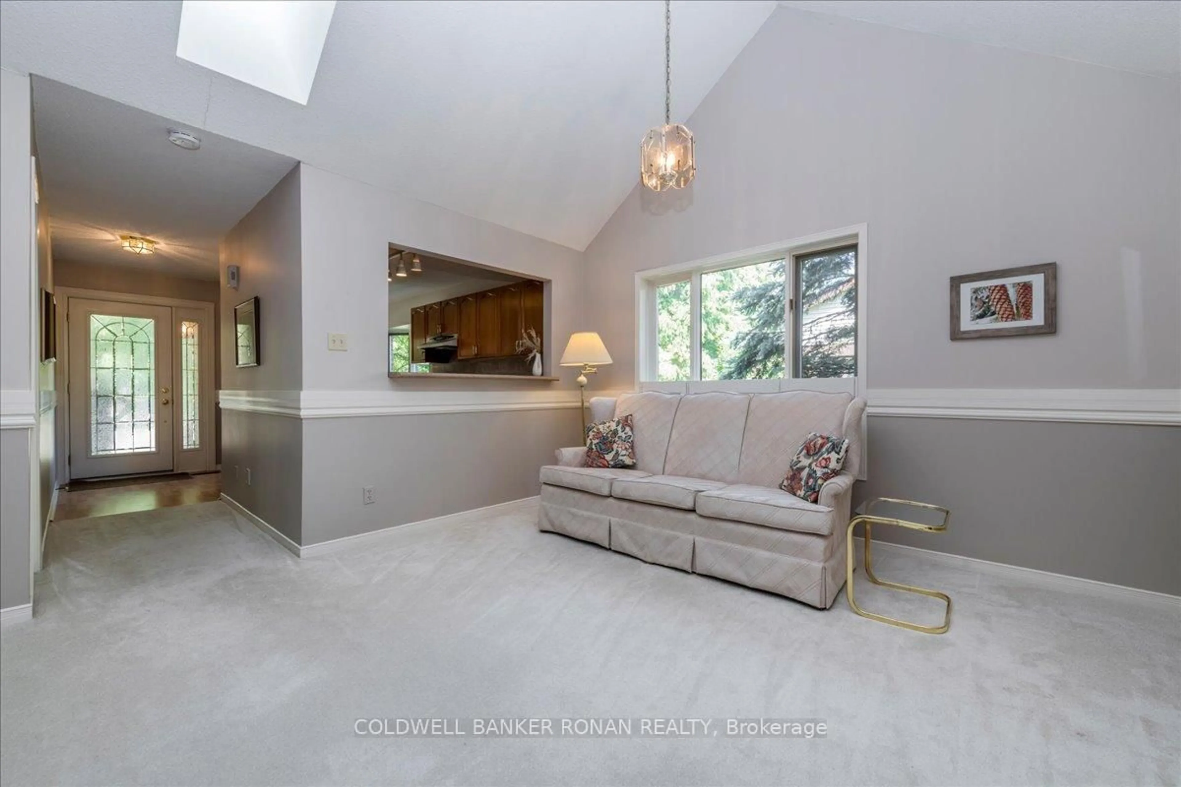 Living room with furniture, unknown for 126 Green Briar Rd, New Tecumseth Ontario L9R 1S2