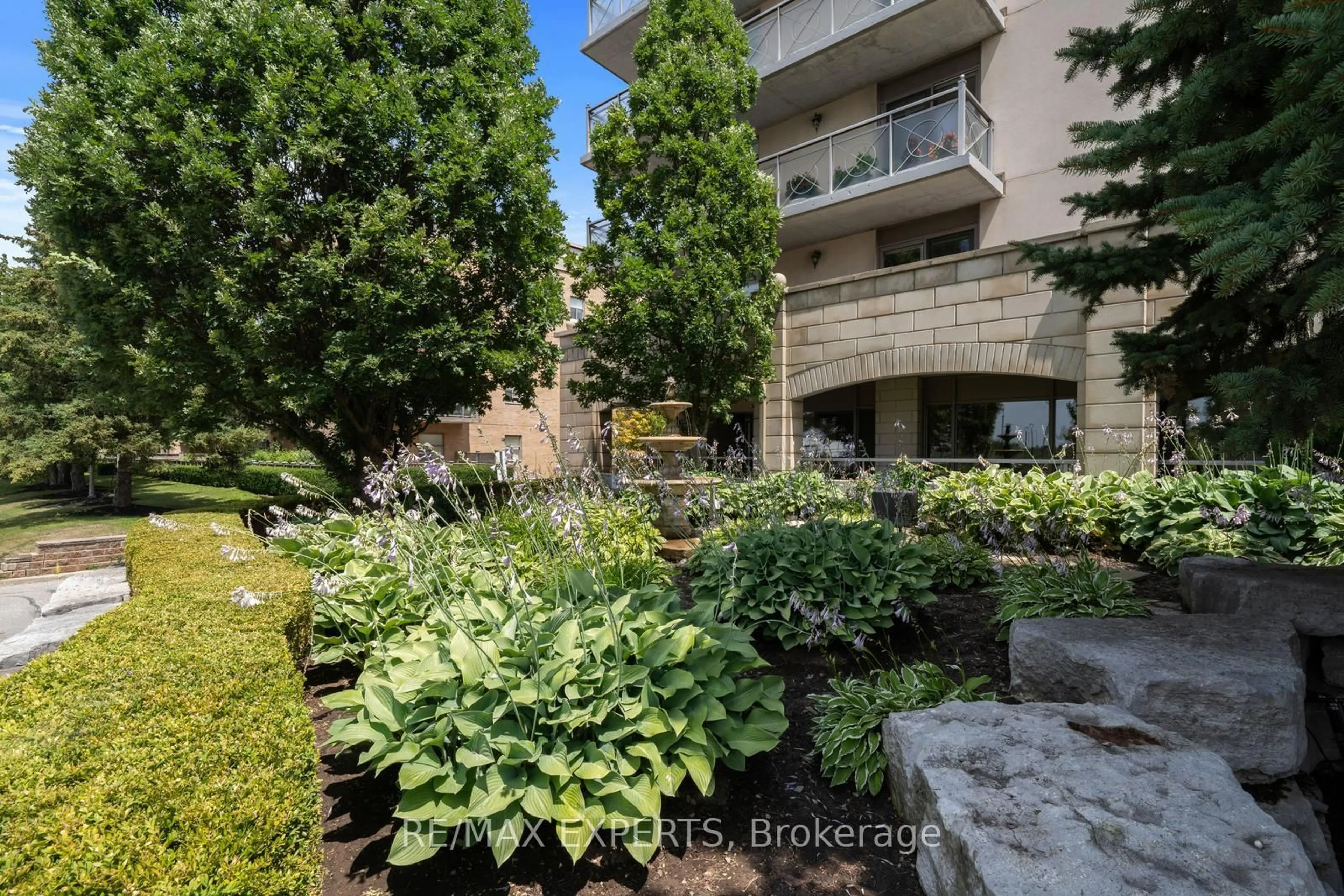Patio, street for 2500 Rutherford Rd, Vaughan Ontario L4K 5R1