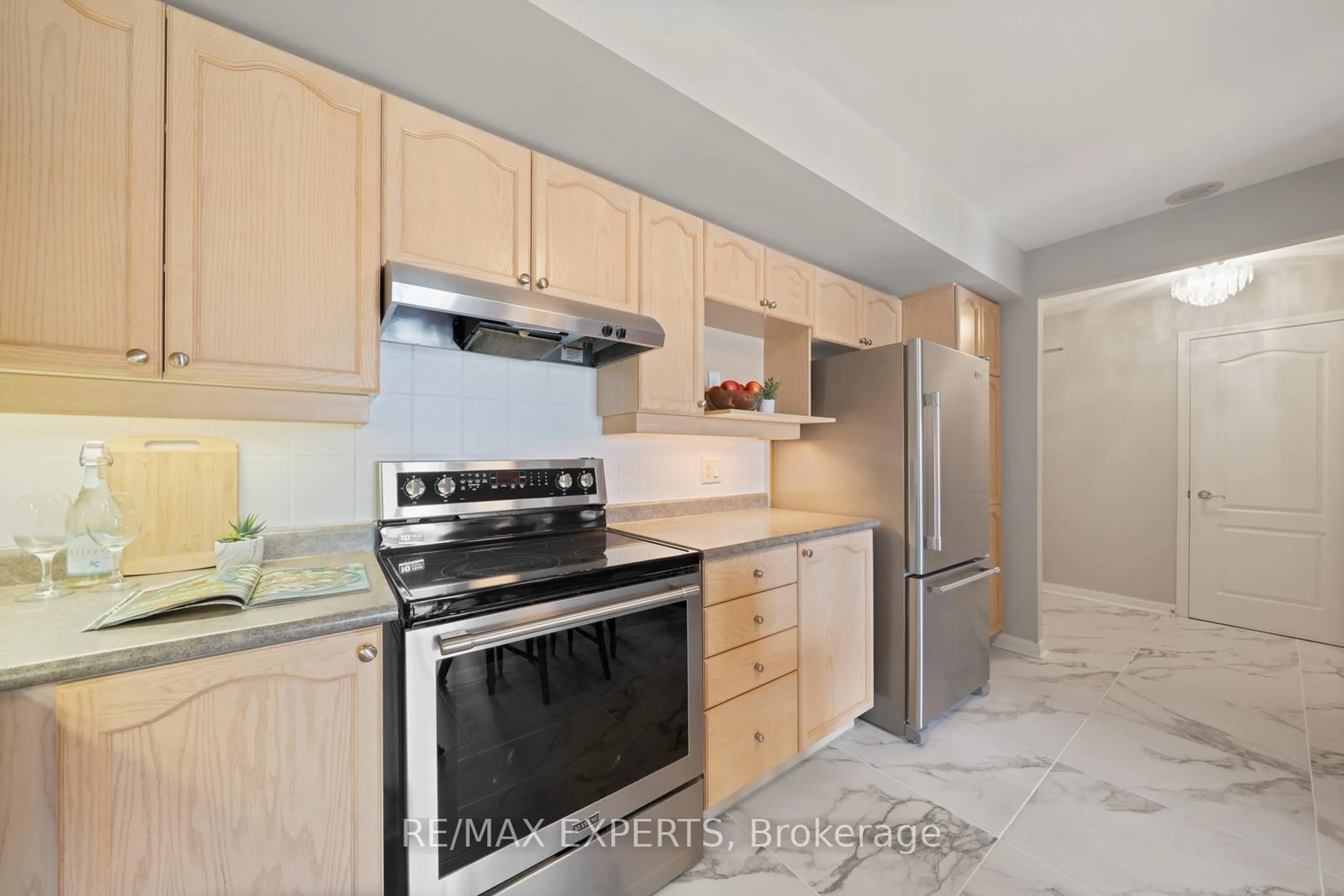Standard kitchen, ceramic/tile floor for 2500 Rutherford Rd, Vaughan Ontario L4K 5R1