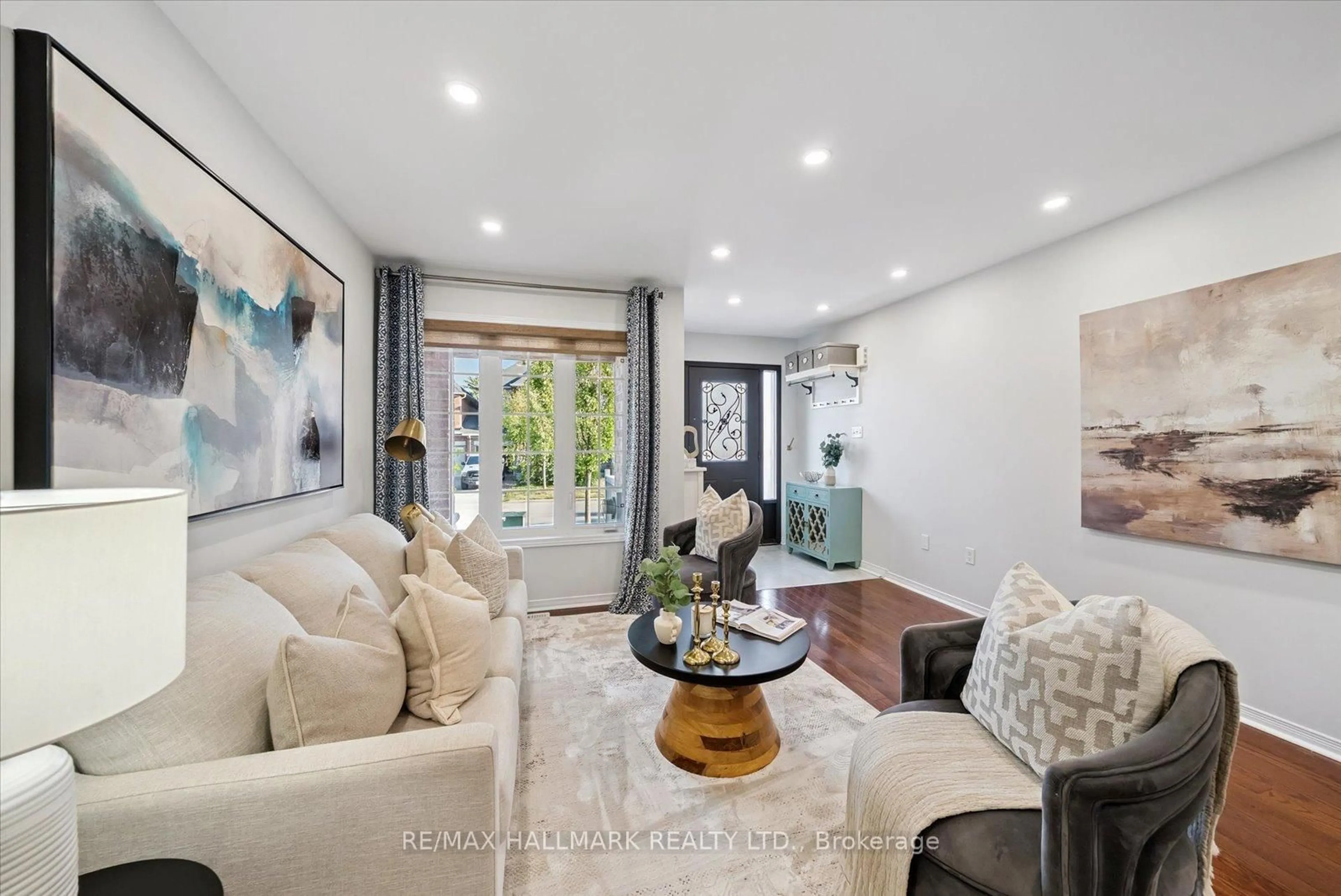 Living room with furniture, ceramic/tile floor for 8 Westcliffe Cres, Richmond Hill Ontario L4E 0S1
