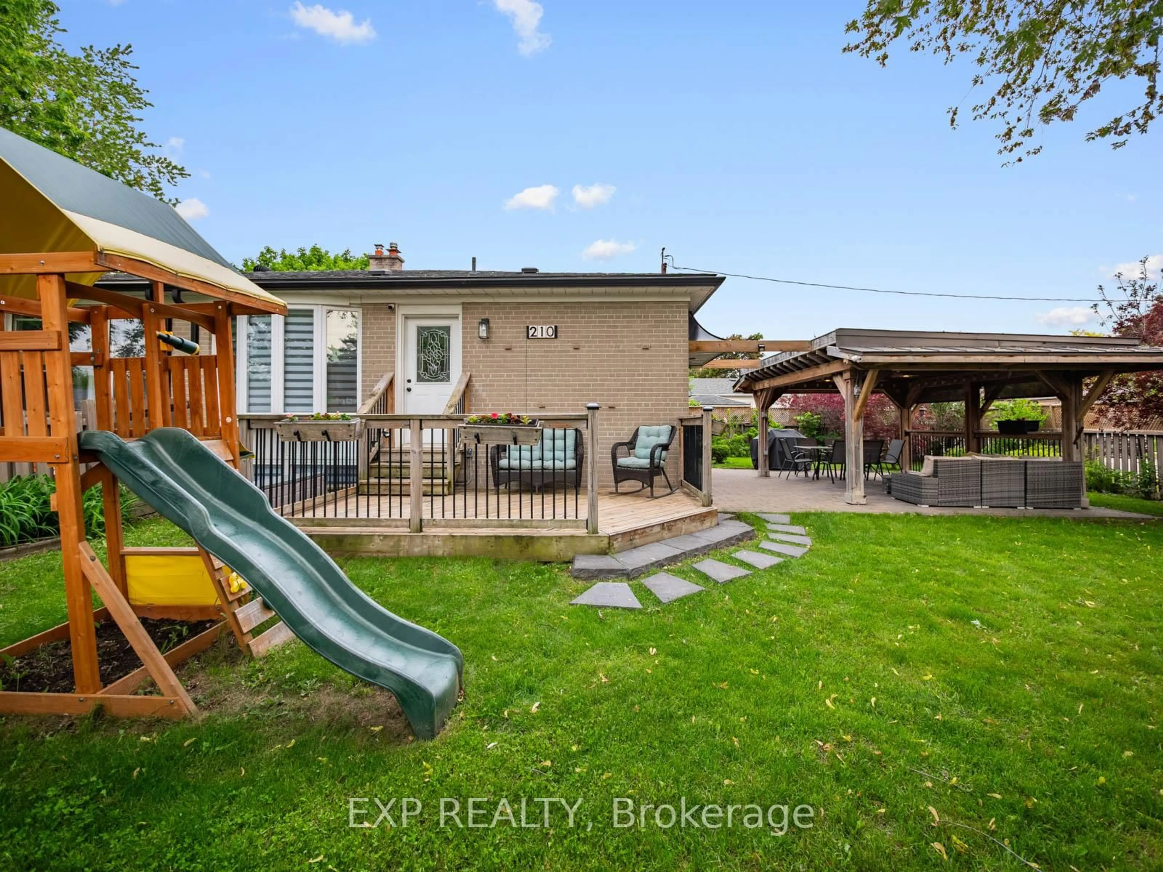 Patio, street for 210 Ashlar Rd, Richmond Hill Ontario L4C 2W6