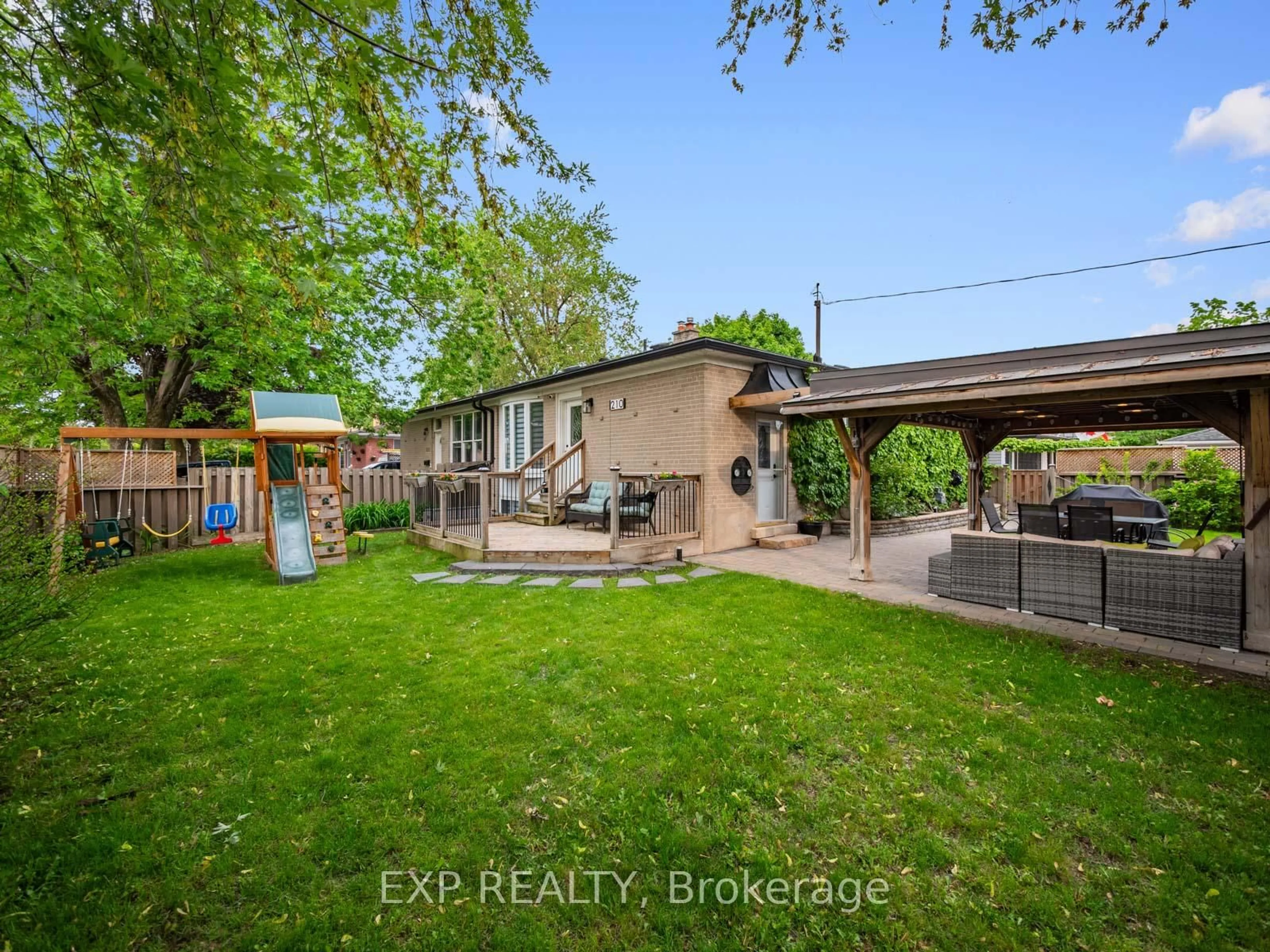 Patio, unknown for 210 Ashlar Rd, Richmond Hill Ontario L4C 2W6