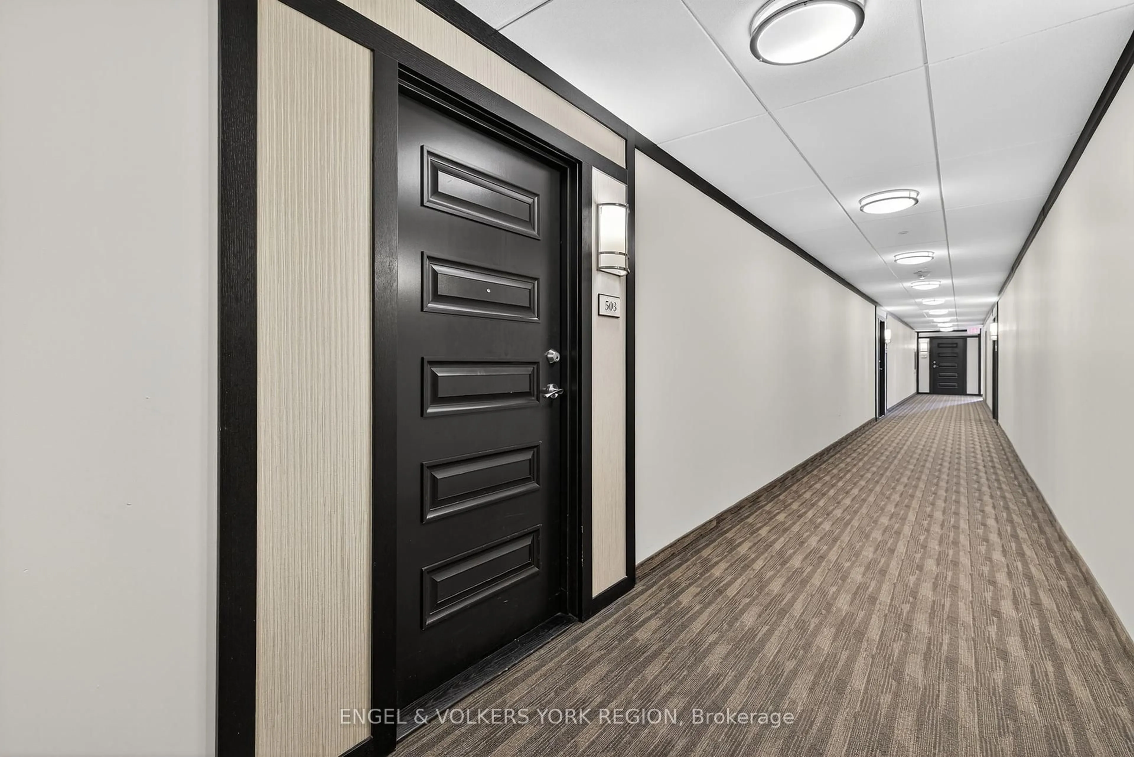 Indoor foyer for 149 Church St #503, King Ontario L0G 1T0