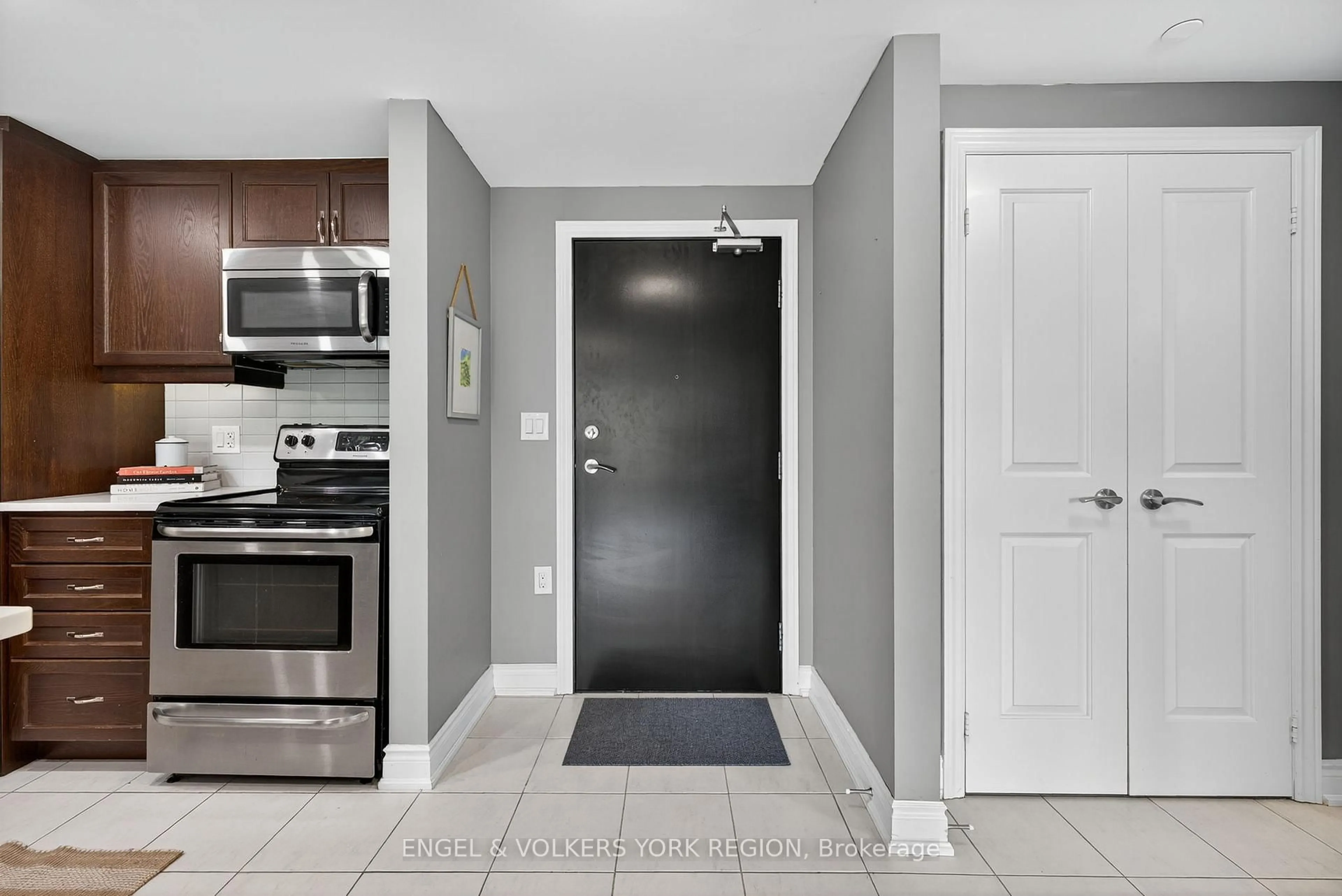 Standard kitchen, unknown for 149 Church St #503, King Ontario L0G 1T0