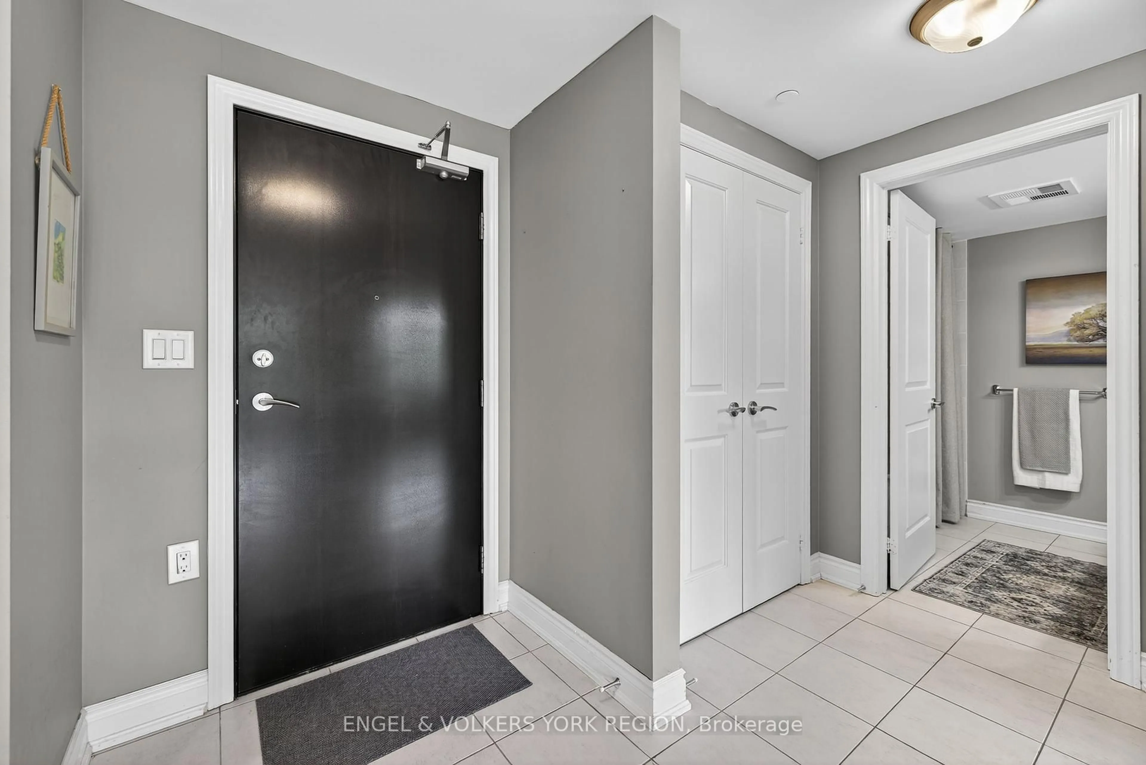 Indoor entryway for 149 Church St #503, King Ontario L0G 1T0