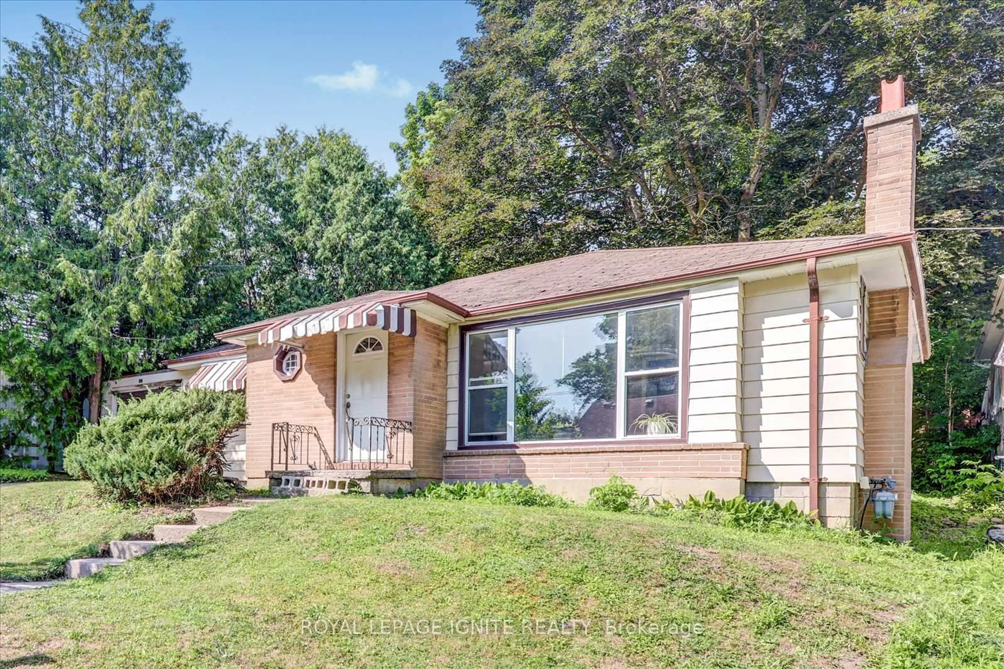 Home with vinyl exterior material, unknown for 274 Court St, Newmarket Ontario L3Y 3S5