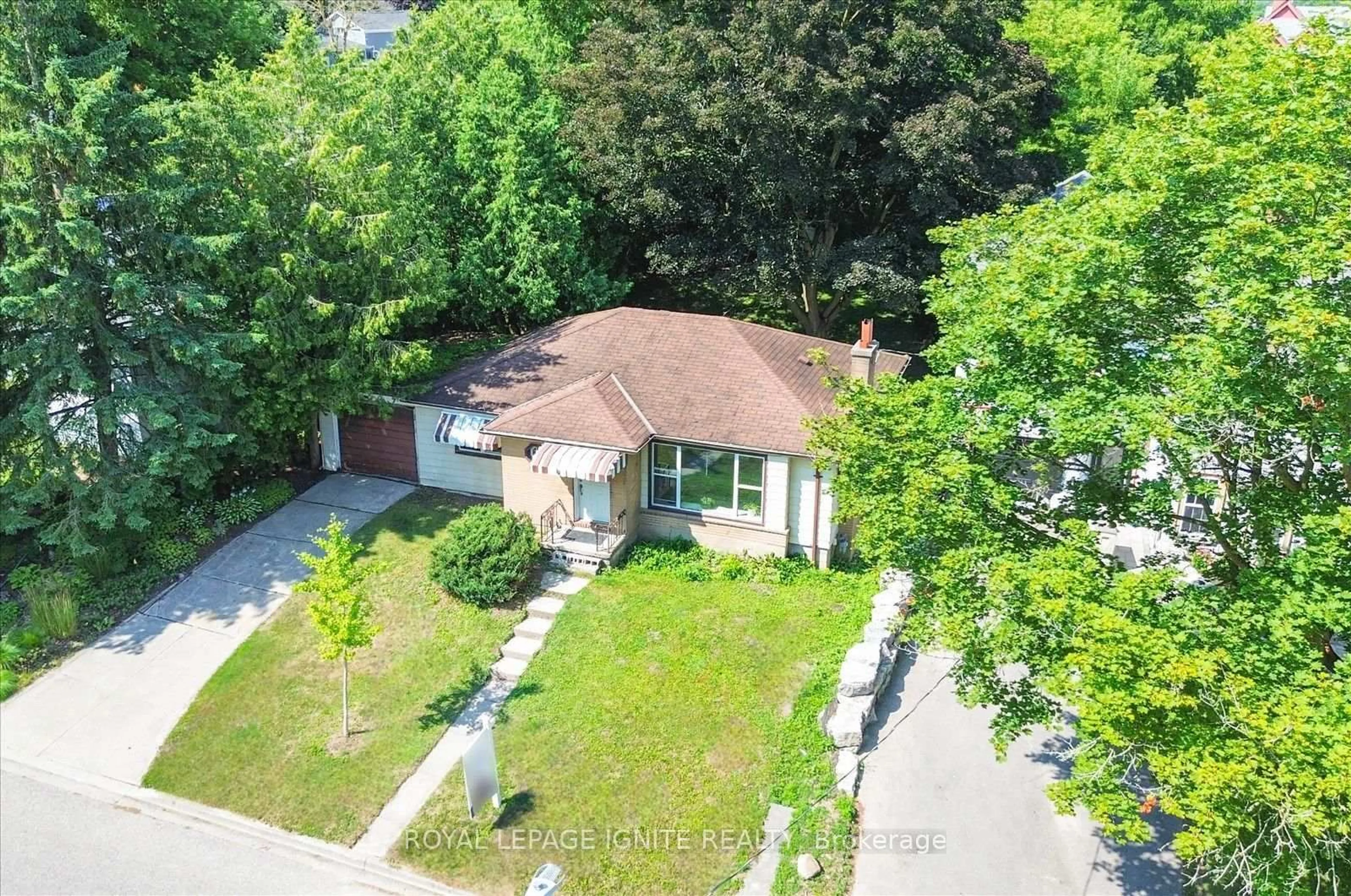 A pic from outside/outdoor area/front of a property/back of a property/a pic from drone, street for 274 Court St, Newmarket Ontario L3Y 3S5