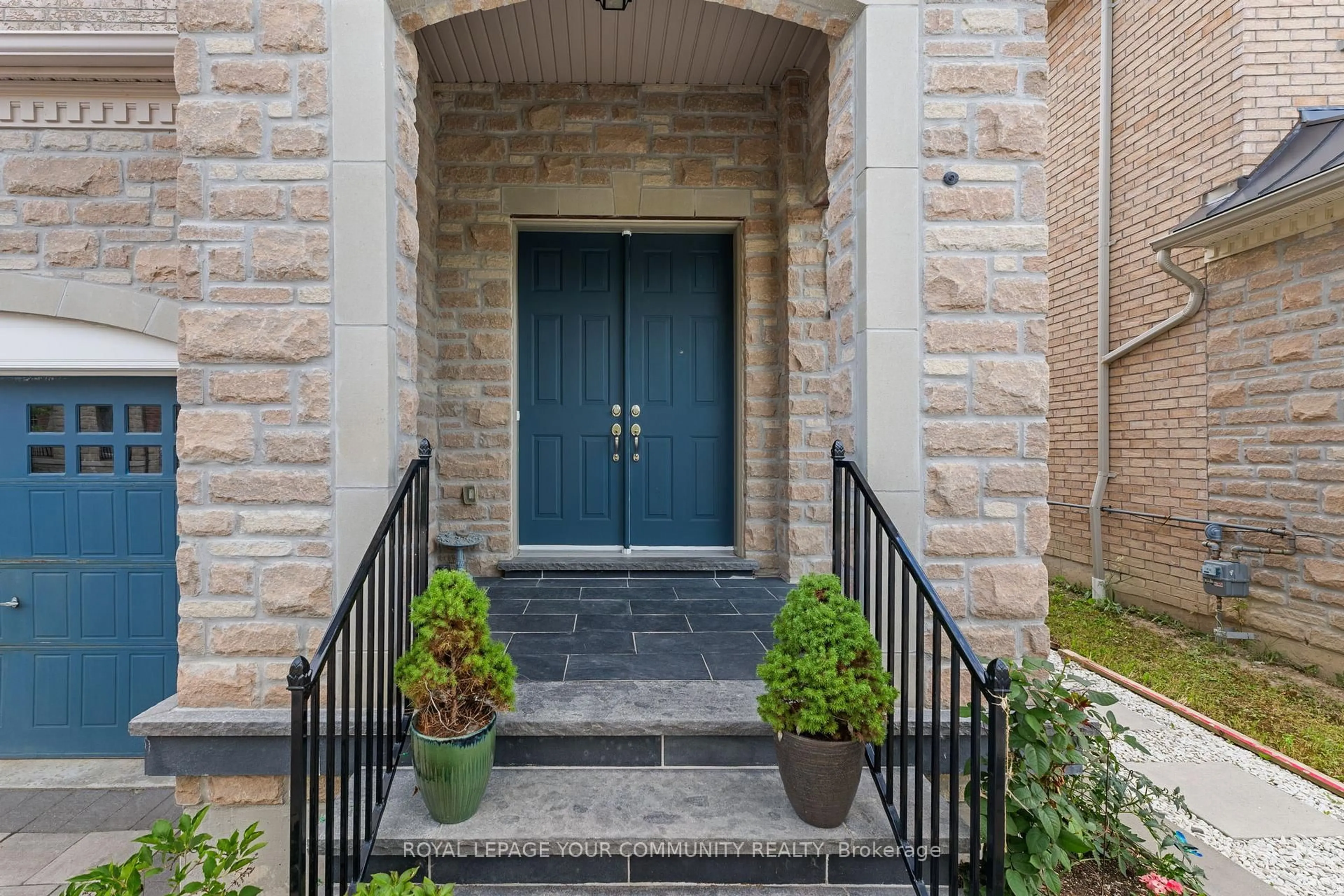 Indoor entryway for 7 Sundew Lane, Richmond Hill Ontario L4E 1C3