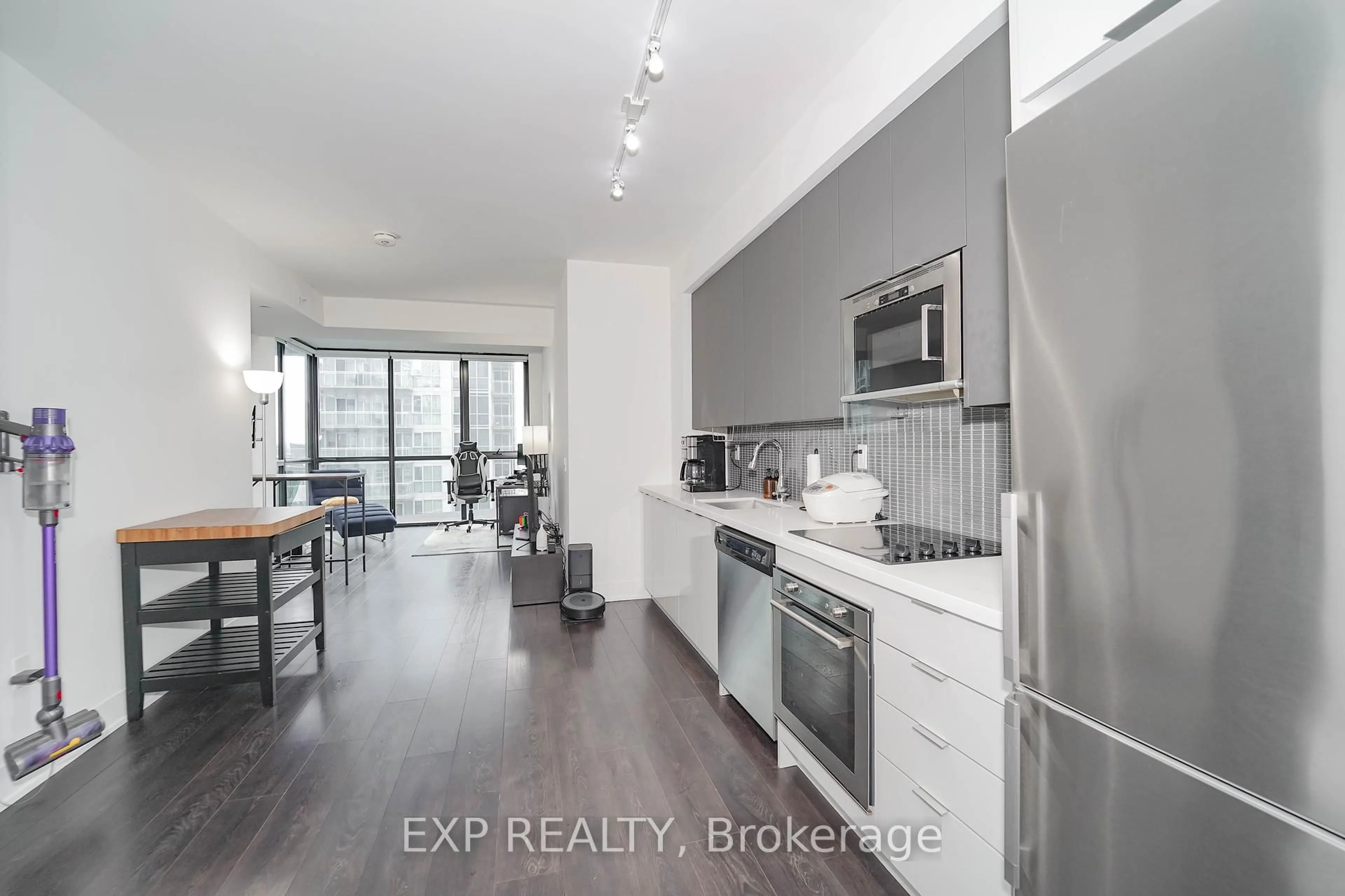 Open concept kitchen, unknown for 2916 Highway 7 Rd #418, Vaughan Ontario L4K 0K6