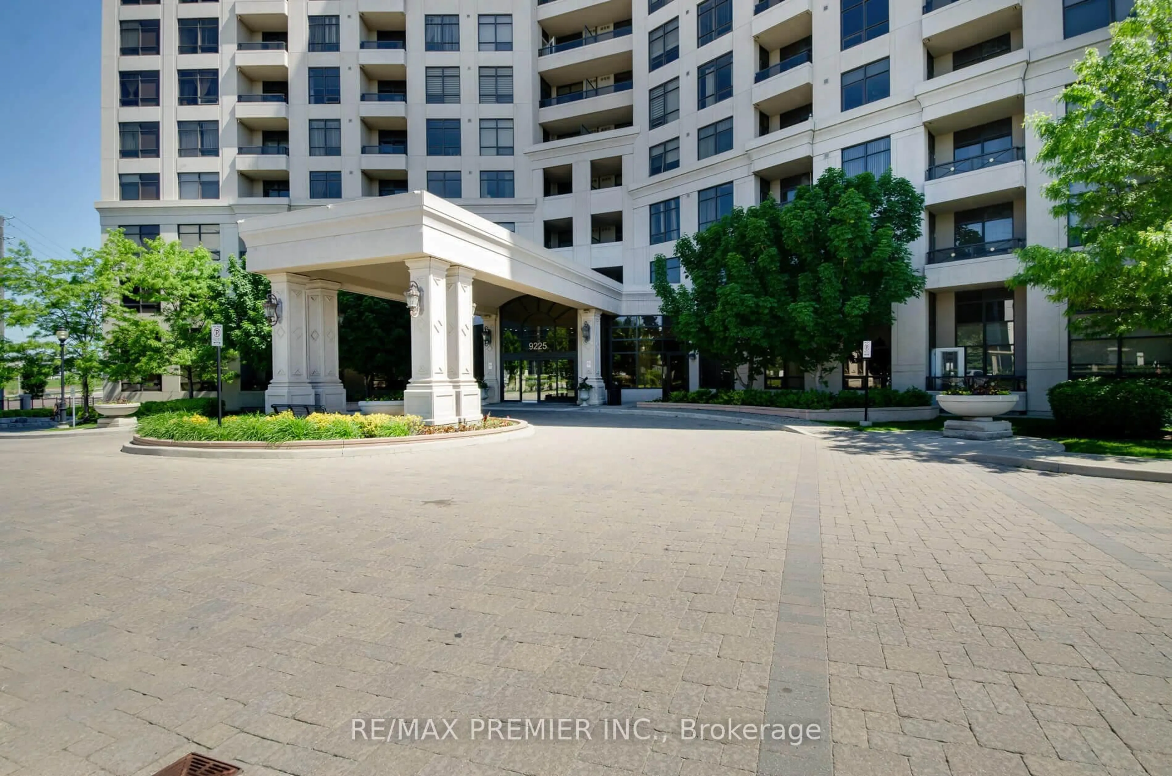 Indoor foyer for 9225 Jane St #309, Vaughan Ontario L6A 0J7