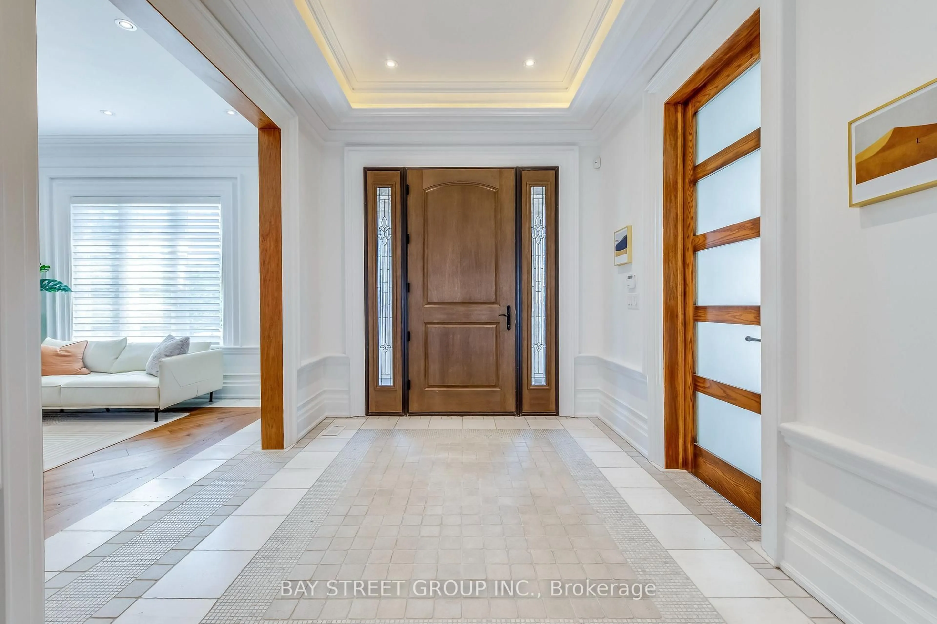 Indoor entryway for 132 Crestwood Rd, Vaughan Ontario L4J 1A6