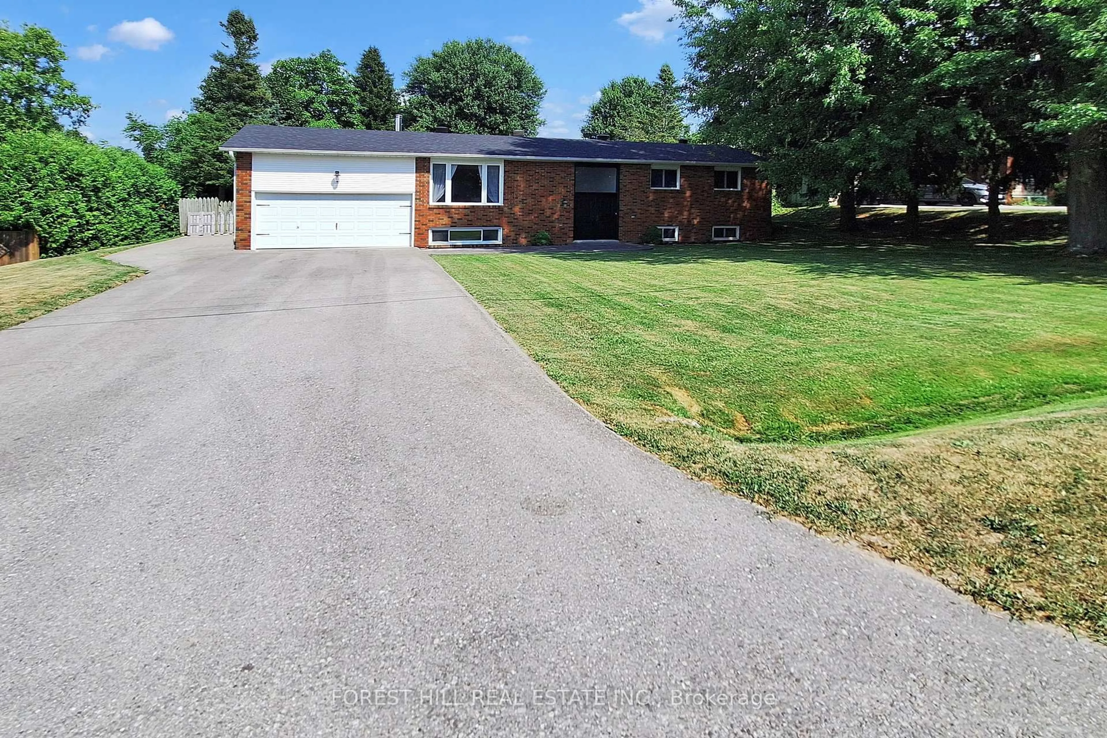 A pic from outside/outdoor area/front of a property/back of a property/a pic from drone, street for 21 Lallien Dr, Bradford West Gwillimbury Ontario L0G 1B0