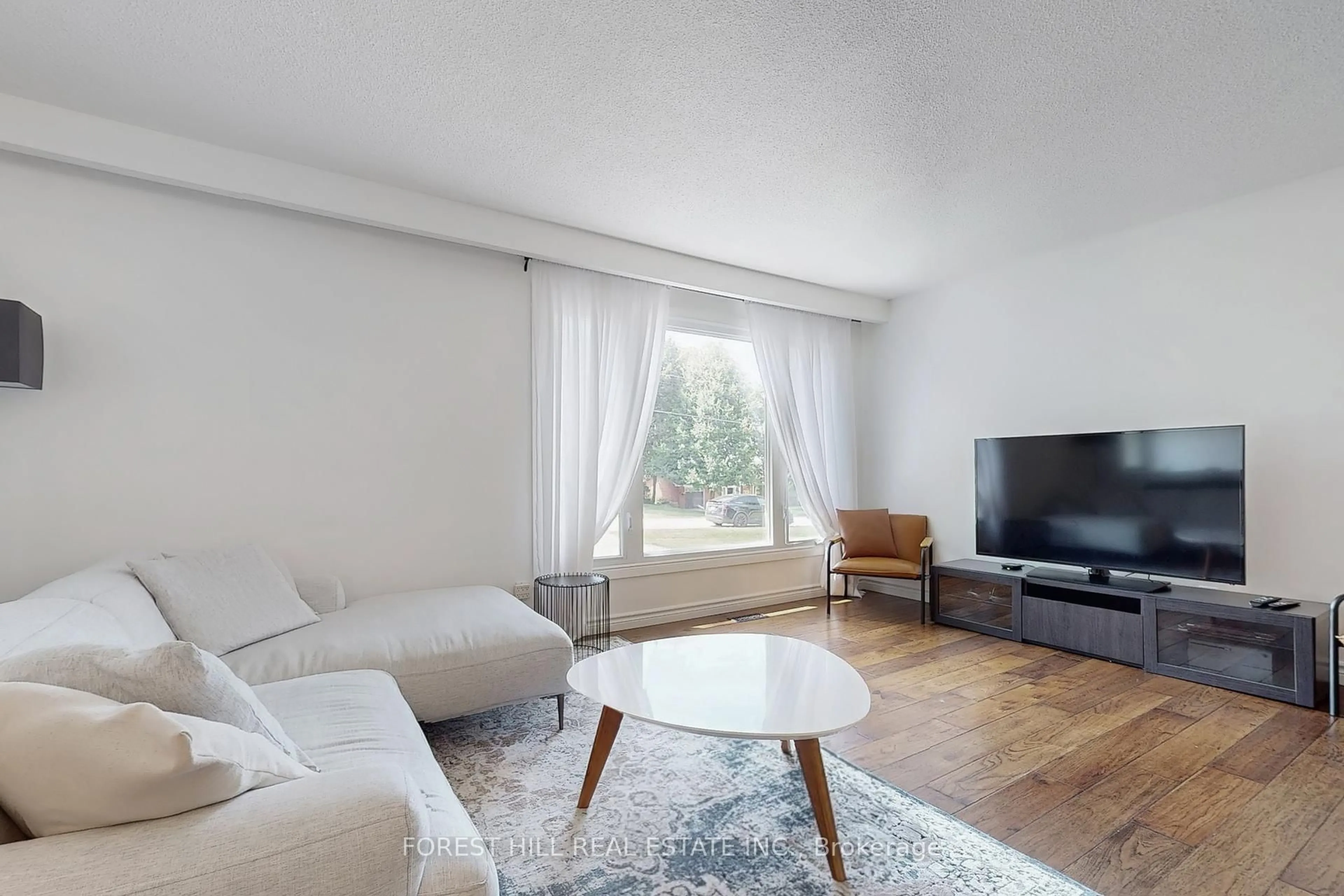 Living room with furniture, wood/laminate floor for 21 Lallien Dr, Bradford West Gwillimbury Ontario L0G 1B0
