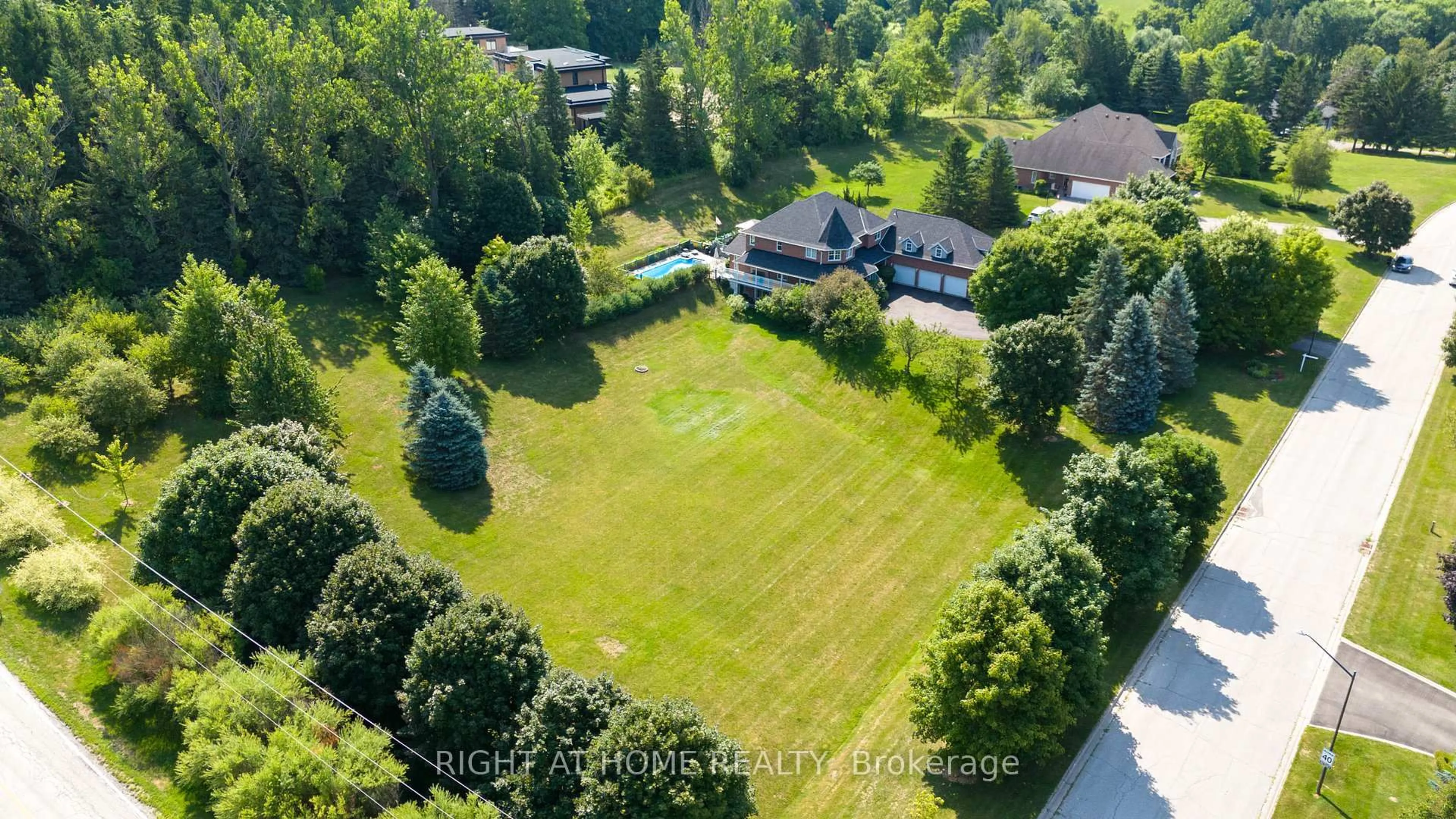 A pic from outside/outdoor area/front of a property/back of a property/a pic from drone, unknown for 11 Trainor Crt, King Ontario L0G 1N0
