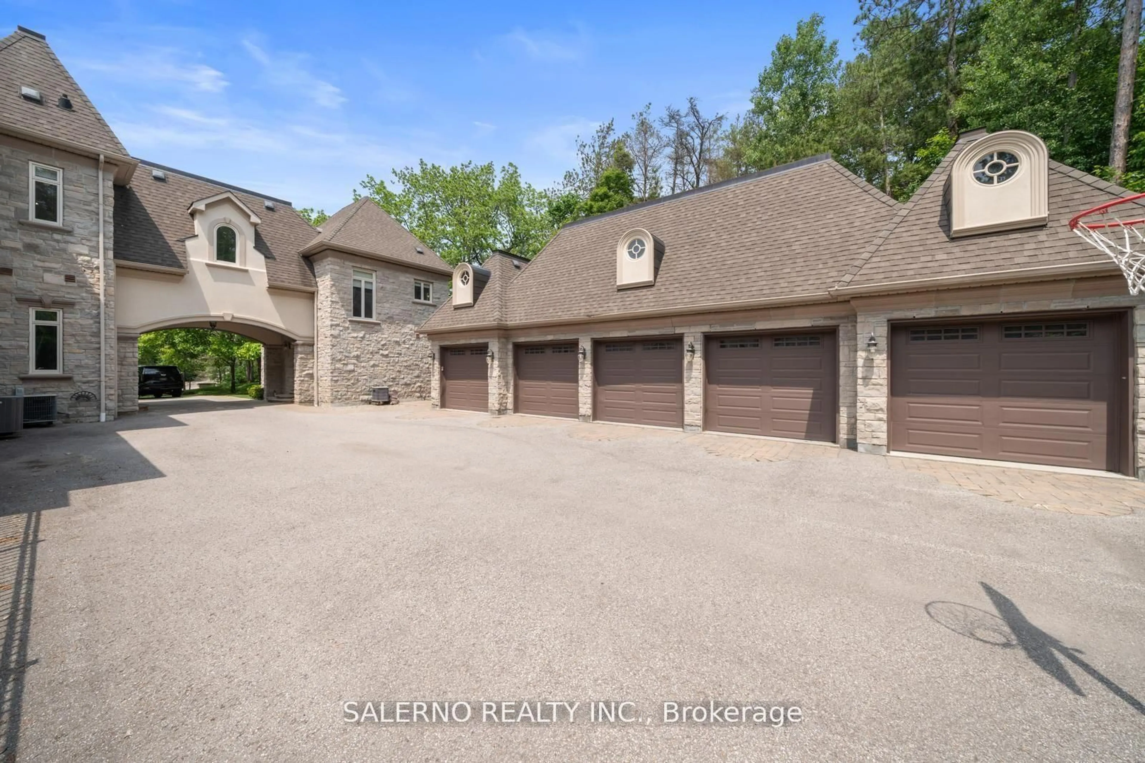 Indoor garage for 55 Greenvalley Circ, Whitchurch-Stouffville Ontario L4A 2L4