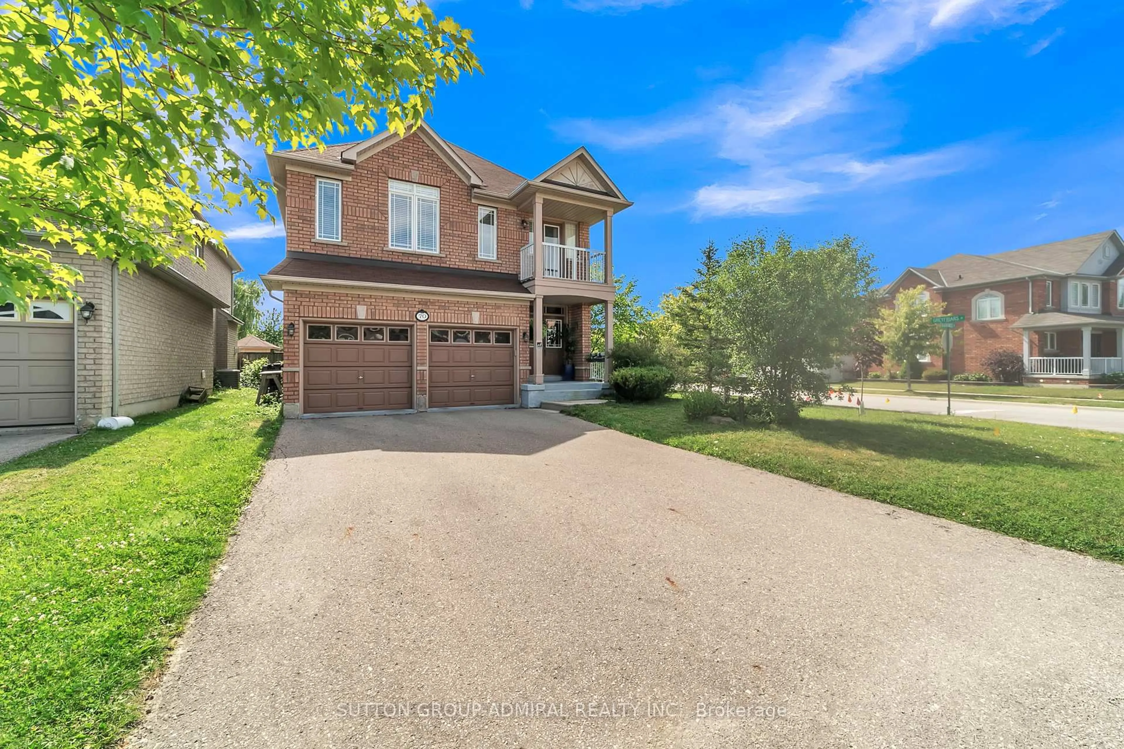 A pic from outside/outdoor area/front of a property/back of a property/a pic from drone, street for 70 Blackforest Dr, Richmond Hill Ontario L4E 4R5
