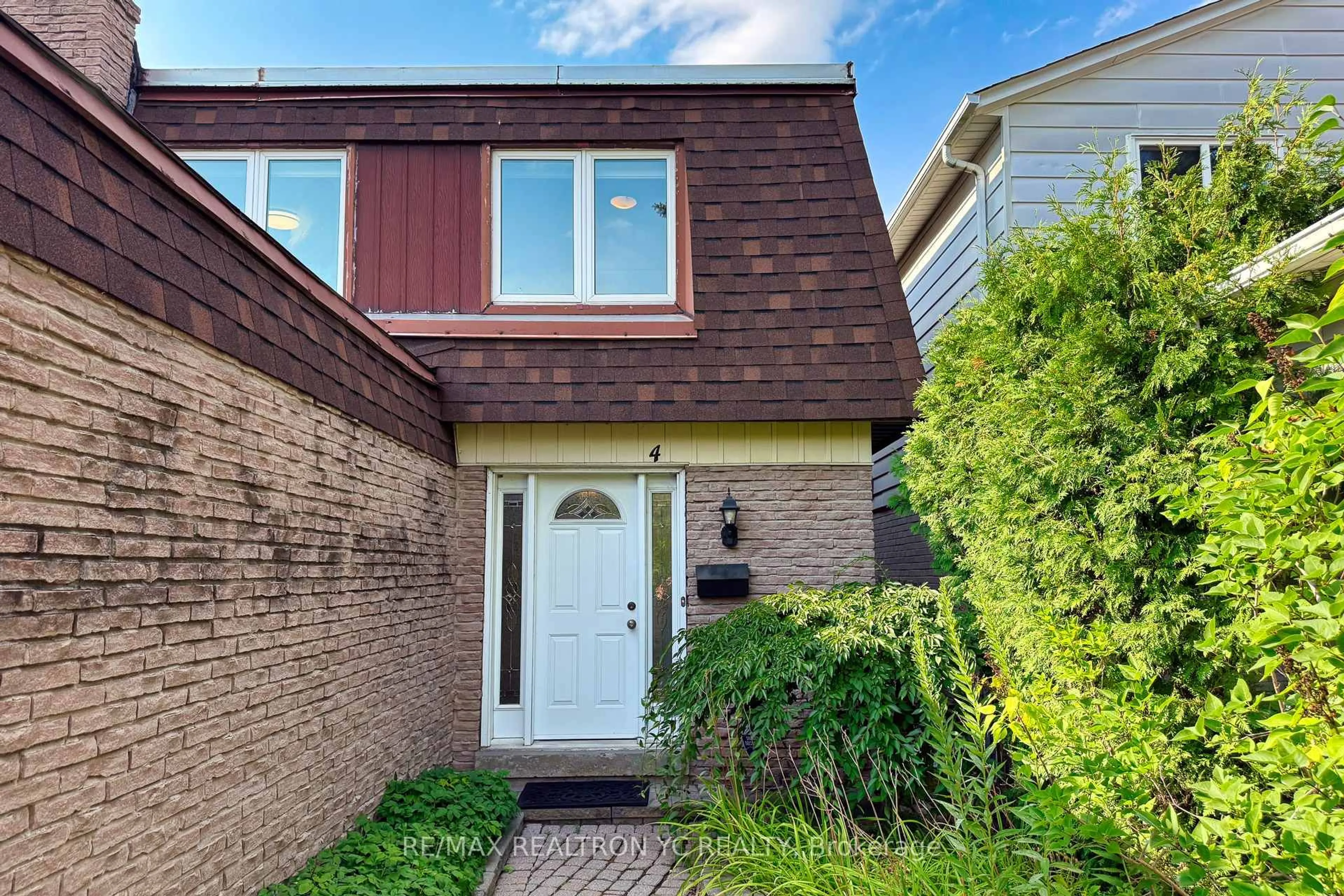 Home with vinyl exterior material, street for 4 Dersingham Cres, Markham Ontario L3T 4E7