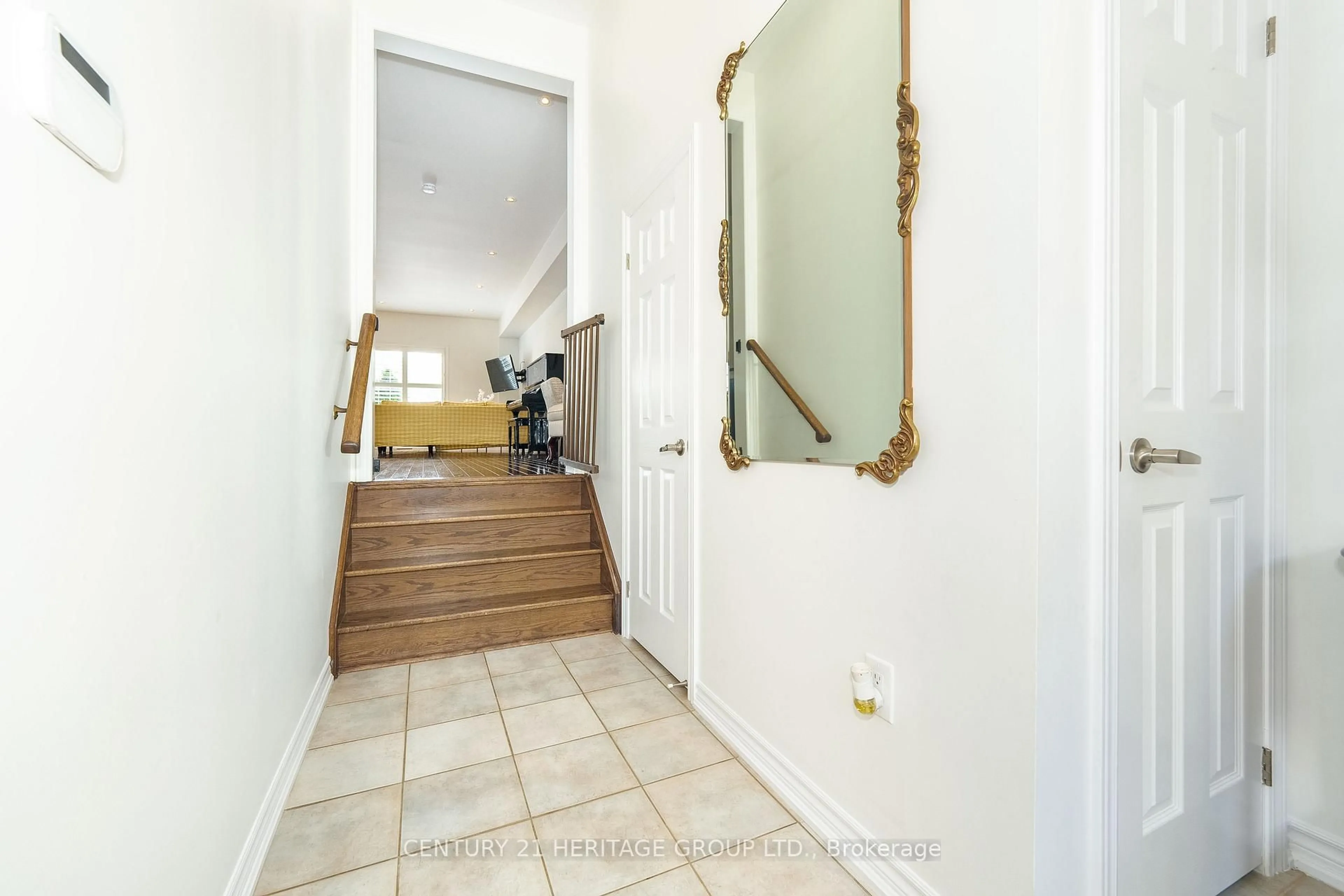Indoor foyer for 13303 Bathurst St, Richmond Hill Ontario L4E 0Z6