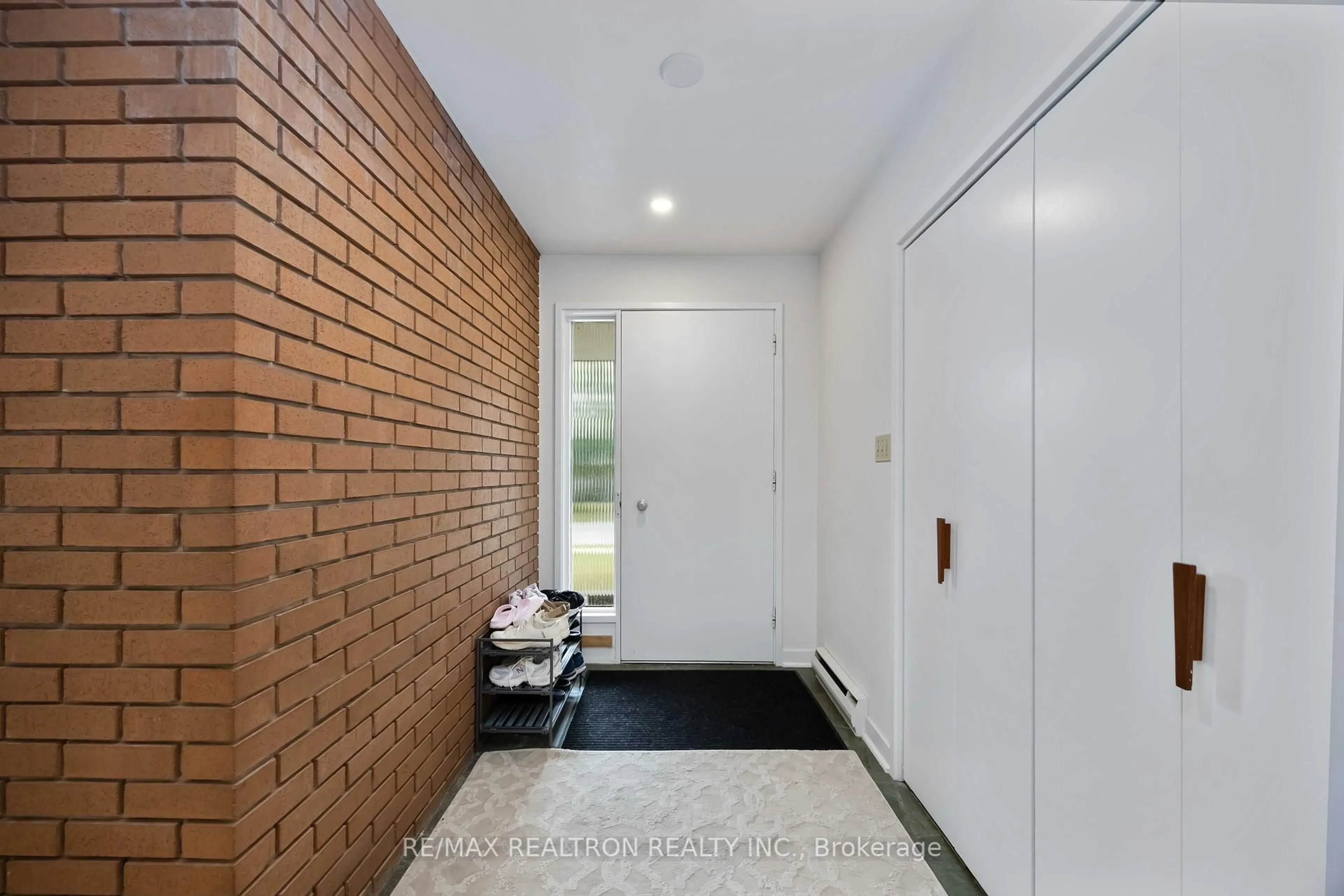 Indoor entryway for 31 Orlon Cres, Richmond Hill Ontario L4C 6S3
