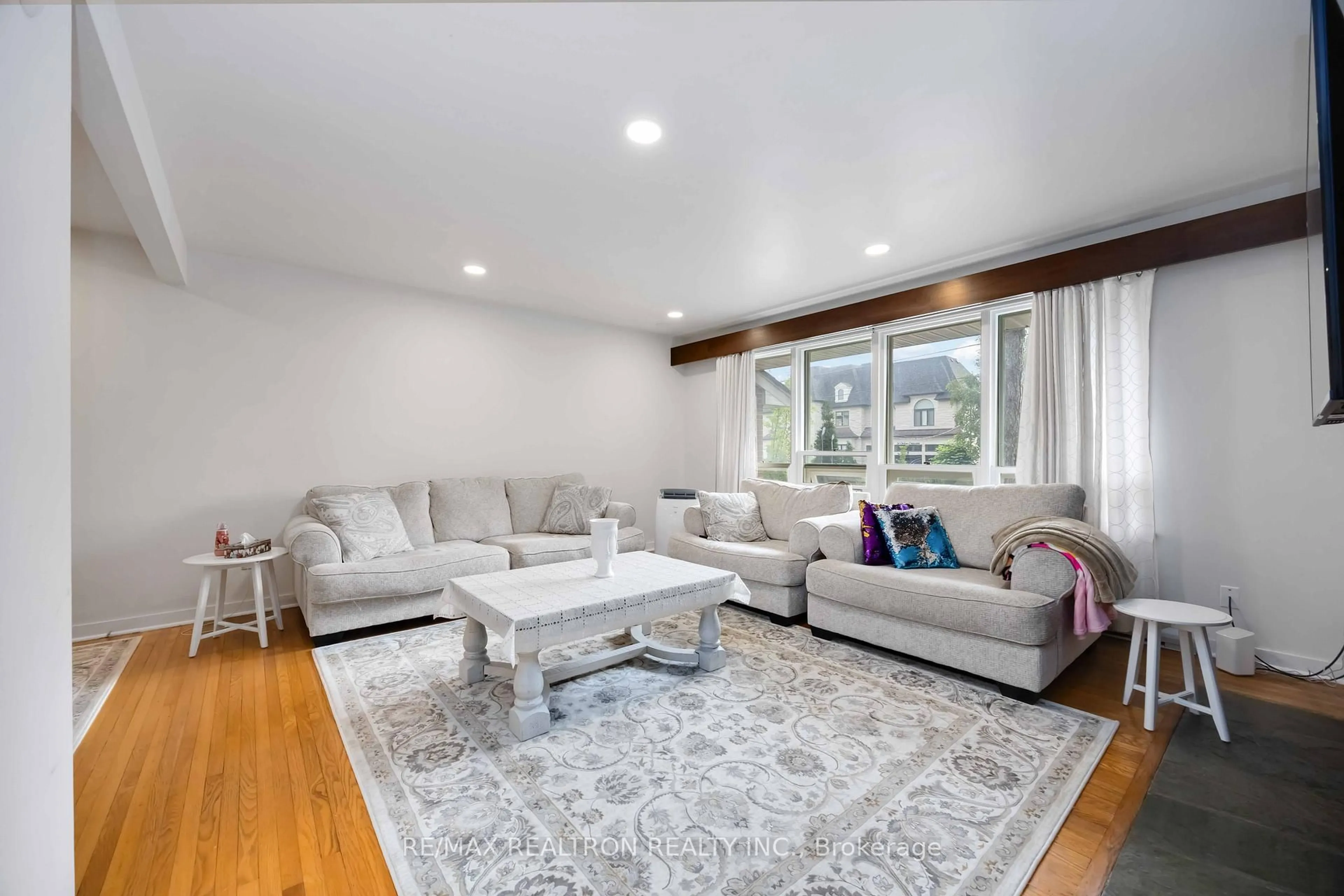Living room with furniture, unknown for 31 Orlon Cres, Richmond Hill Ontario L4C 6S3