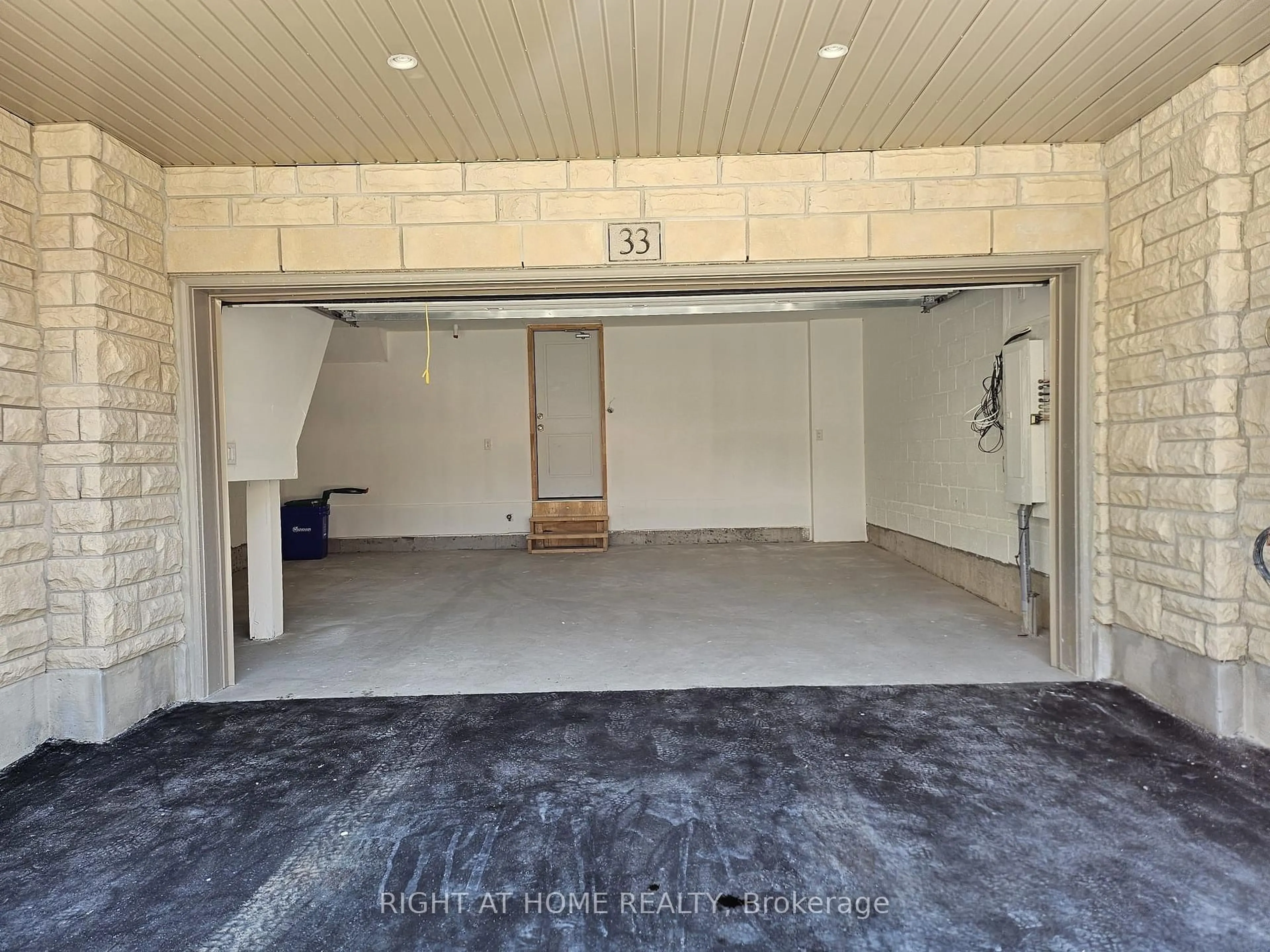 Indoor garage for 33 West Village Lane, Markham Ontario L6C 3L5