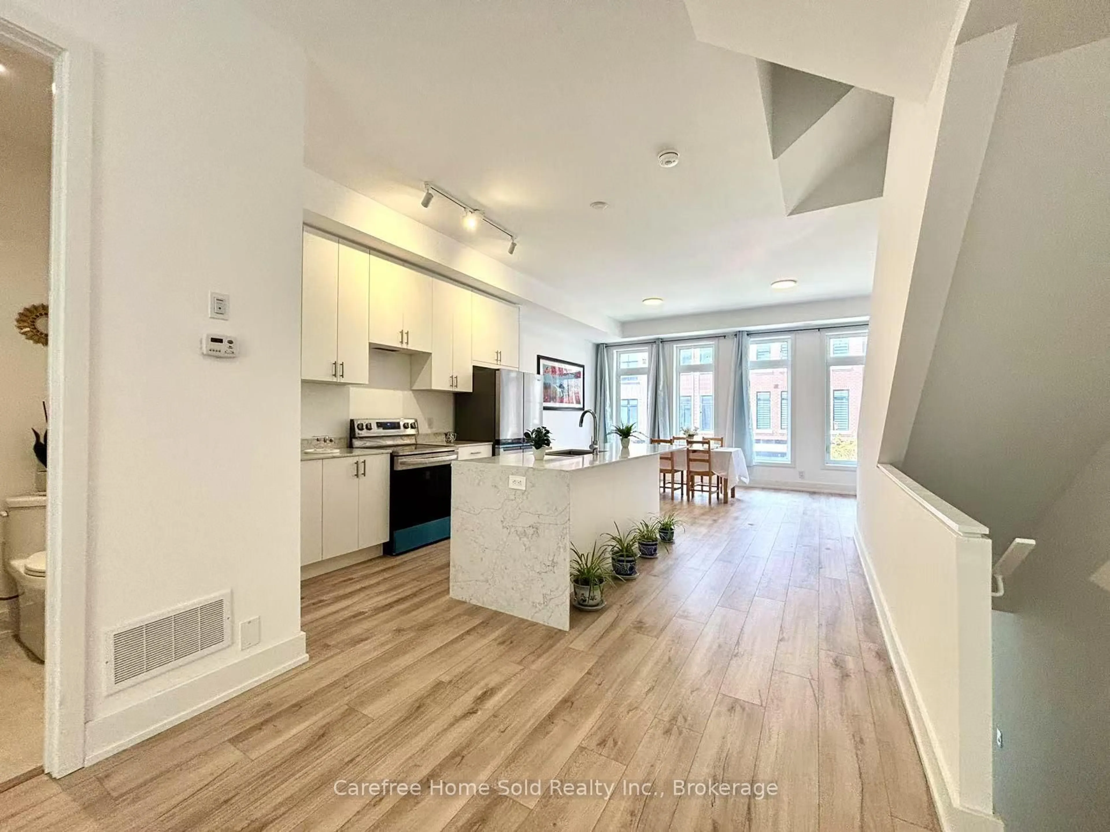 Open concept kitchen, unknown for 27 Chestnut Crt, Aurora Ontario L4G 4A4