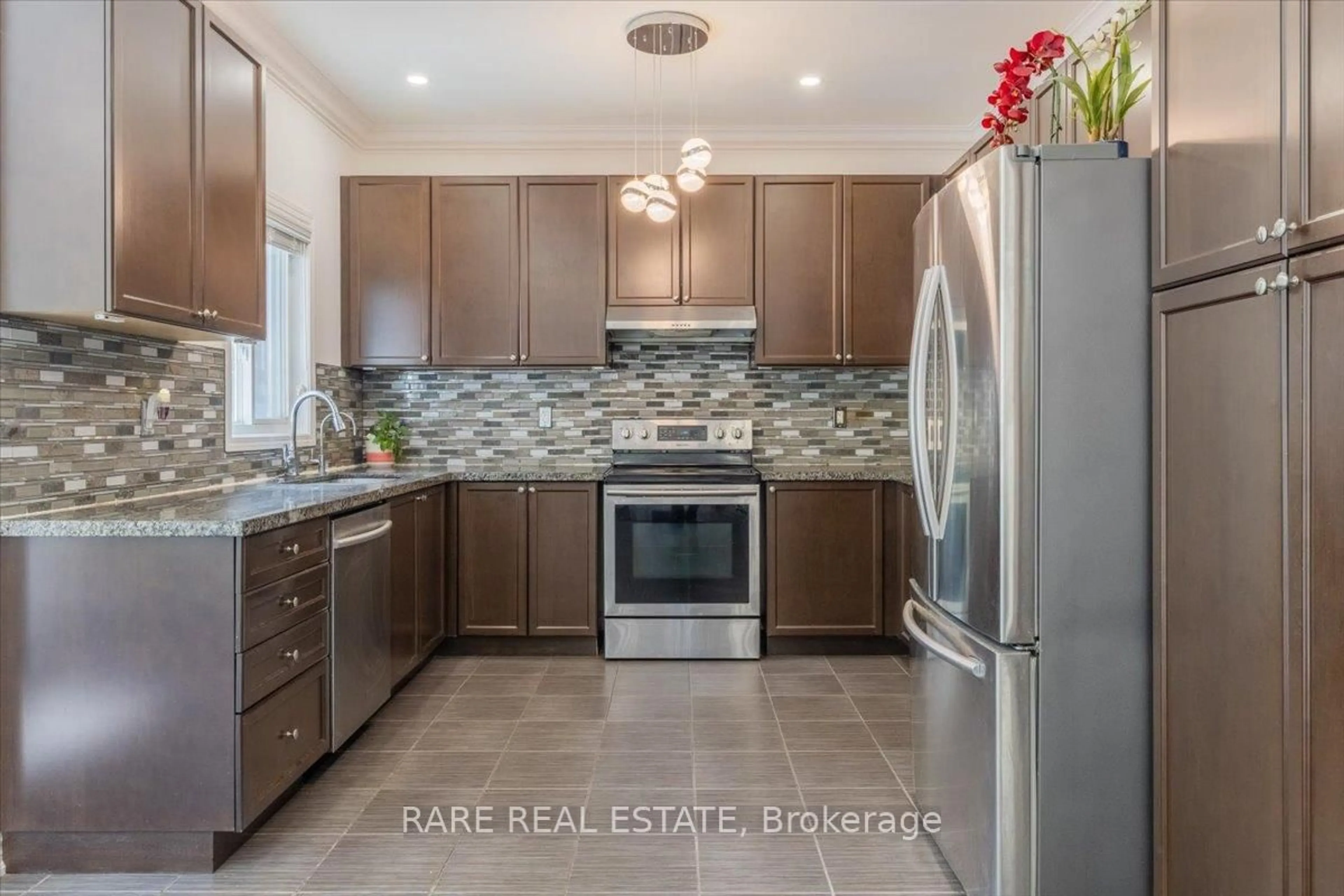 Open concept kitchen, ceramic/tile floor for 787 Freemont Crt, Innisfil Ontario L9S 0K4